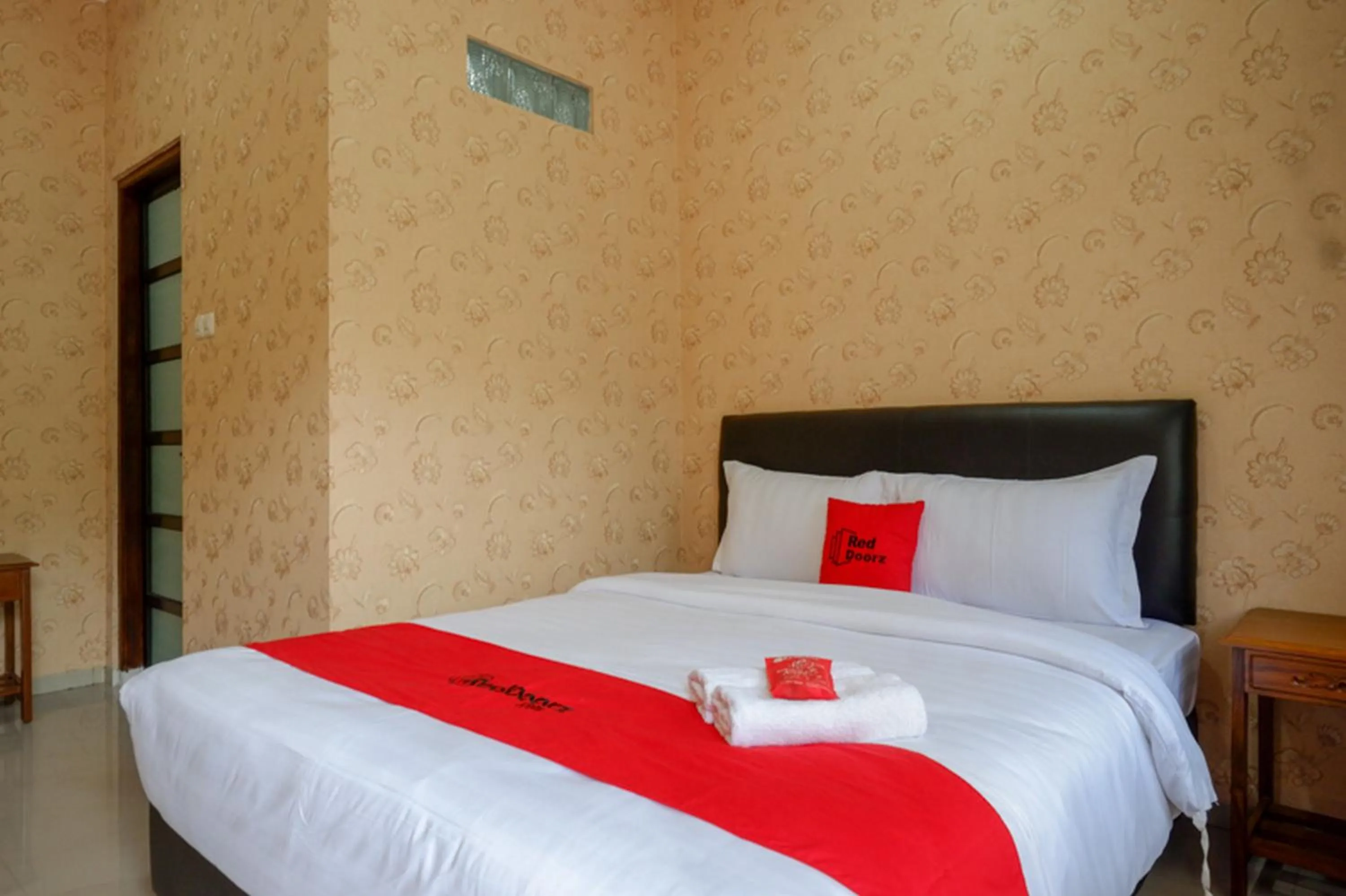 Bedroom, Bed in RedDoorz @ Jalan Majapahit Semarang