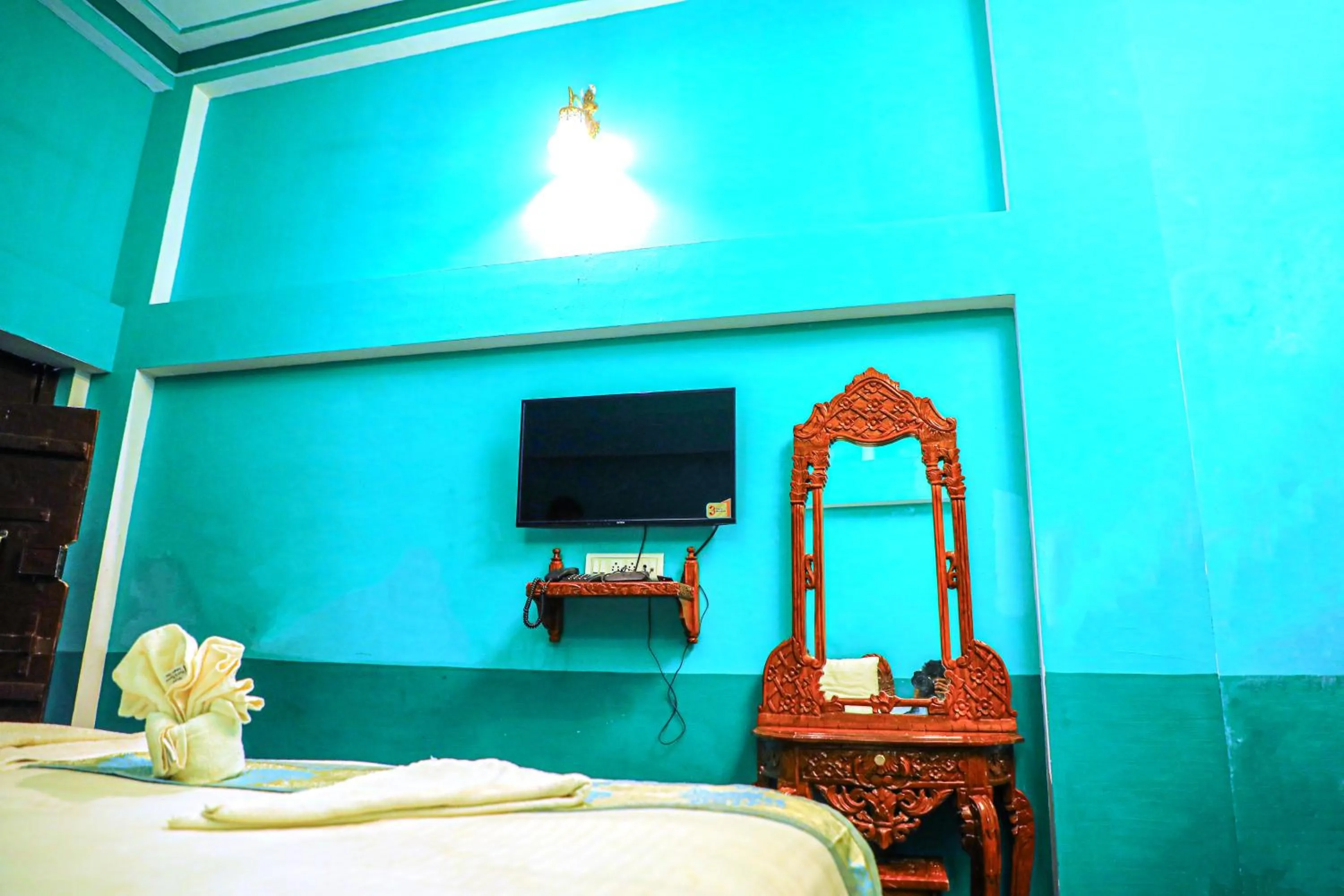 TV and multimedia, Bed in Hill Fort Hotel And Resorts Yelagiri Hills