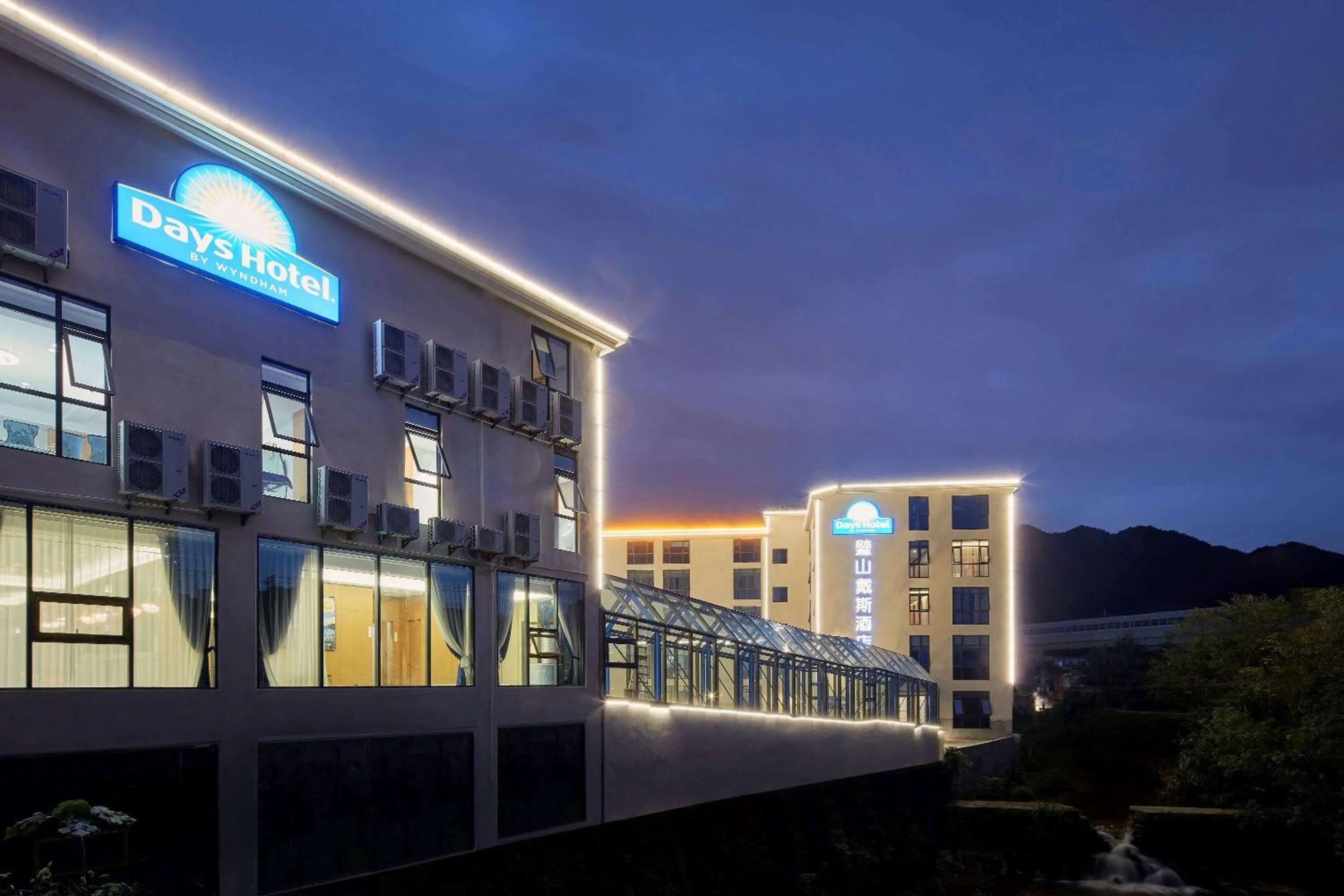 Property building in Days Hotel by Wyndham Bishan Chongqing