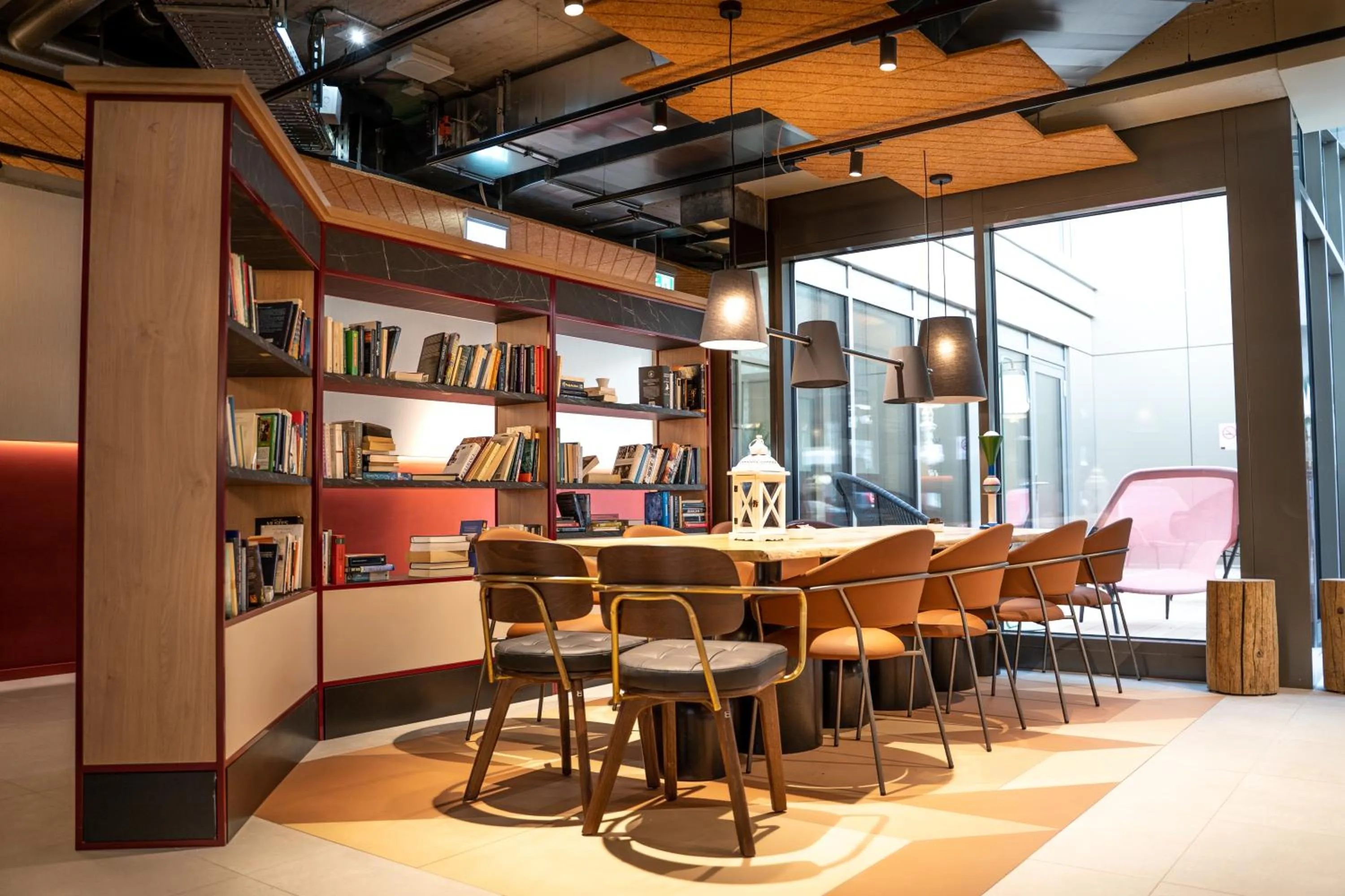 Lounge or bar in ibis Styles Zurich City Center