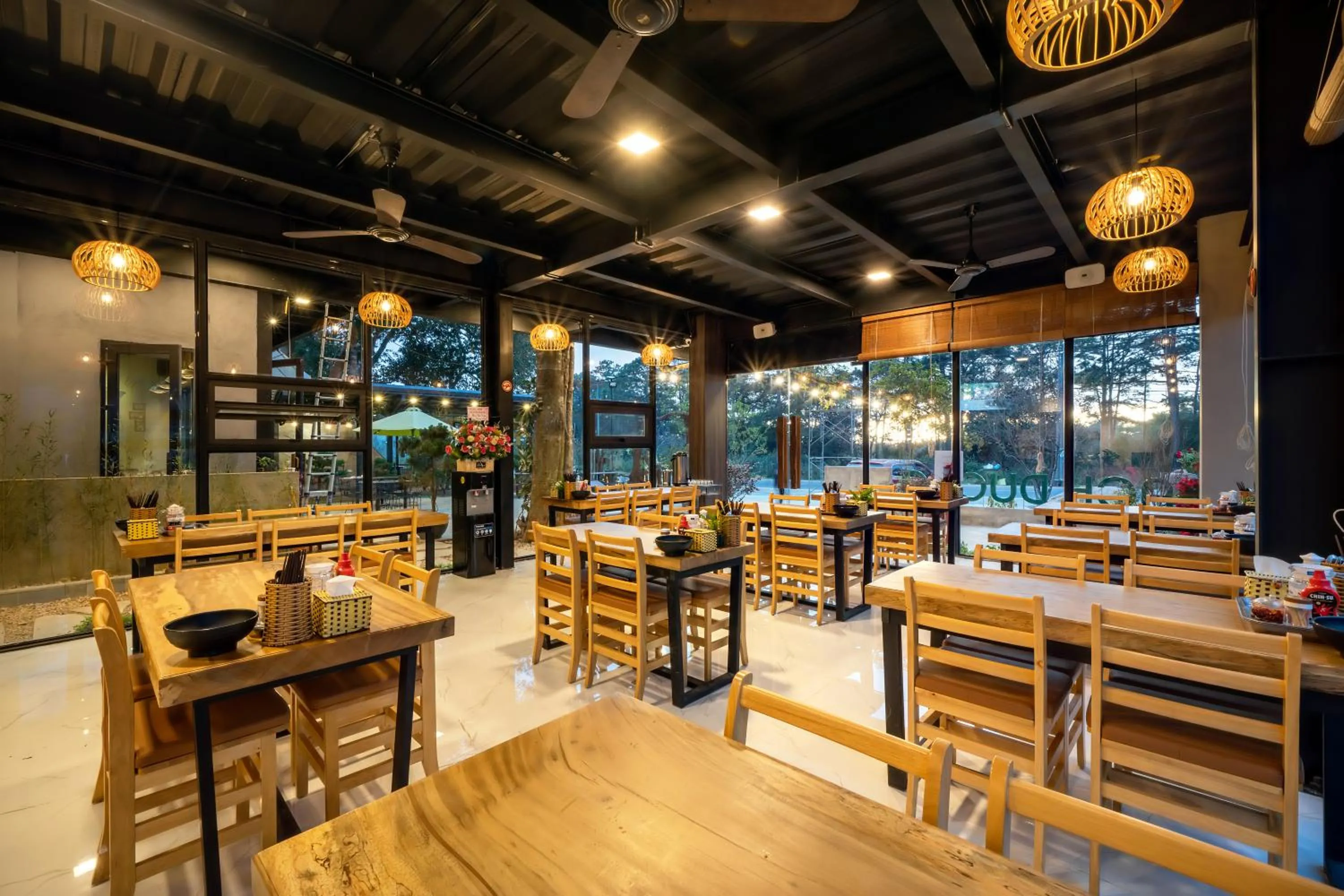 Restaurant/places to eat in Bach Duong Hotel