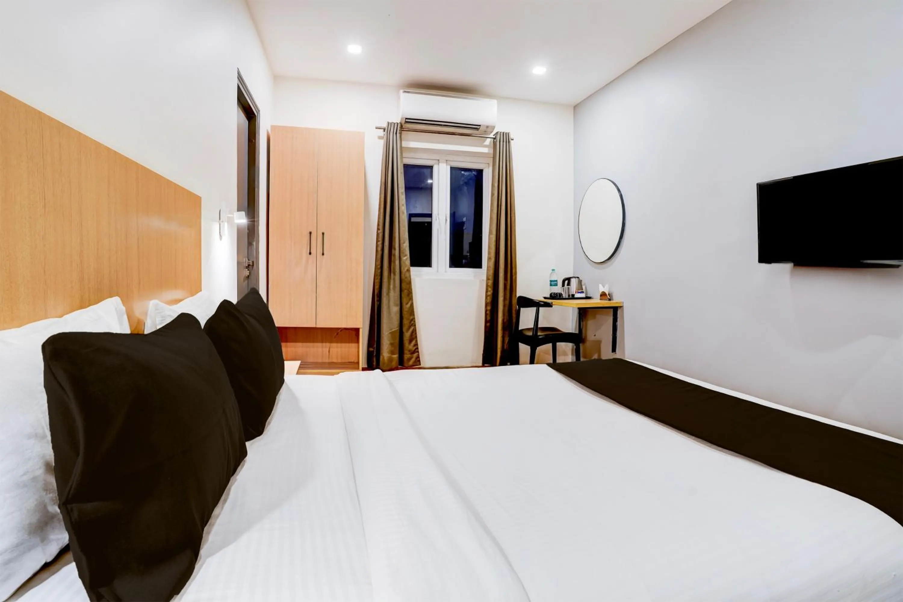 Bedroom, Bed in Super Townhouse Ulsoor Near Halasuru Metro Station