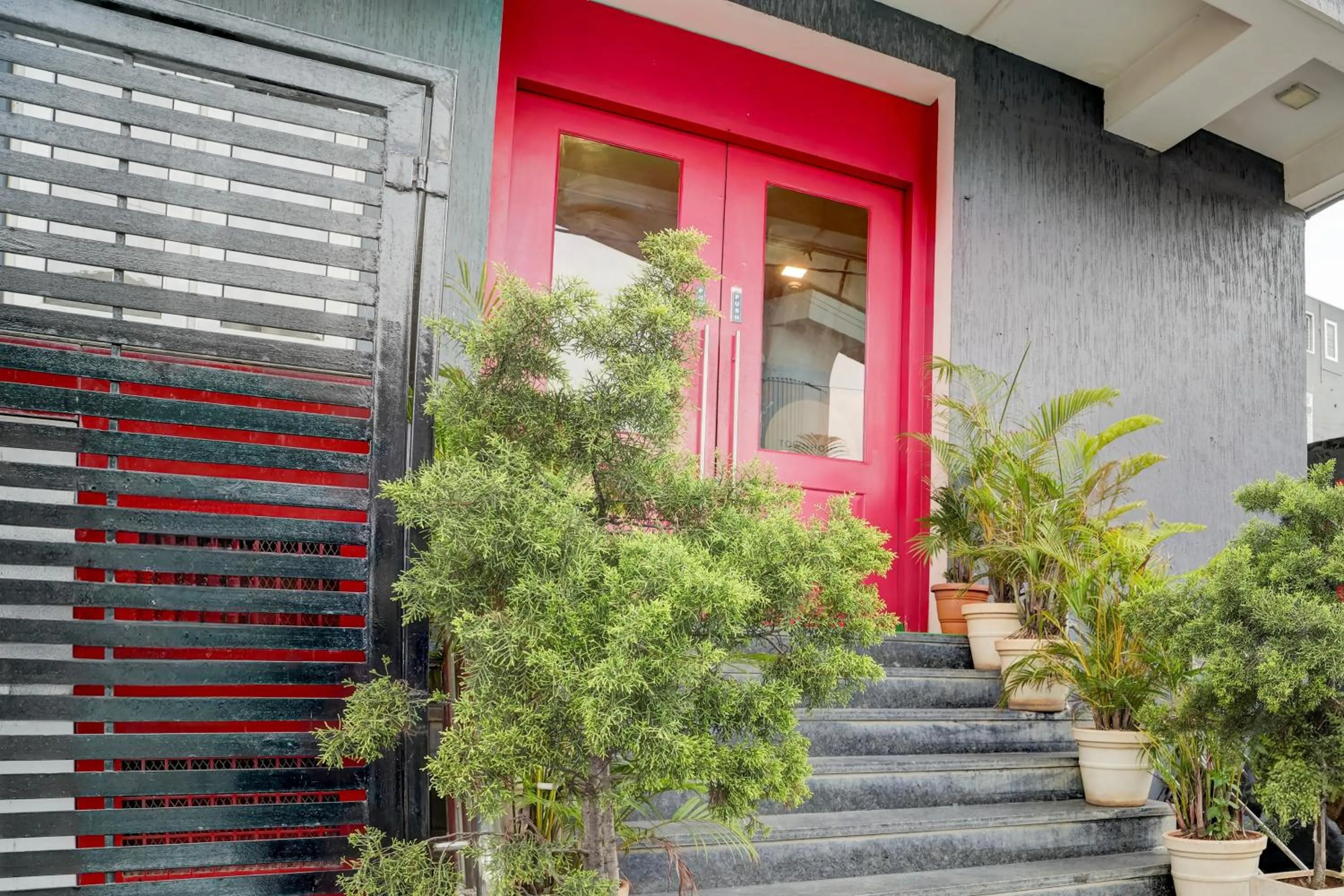 Facade/entrance in Super Townhouse Ulsoor Near Halasuru Metro Station