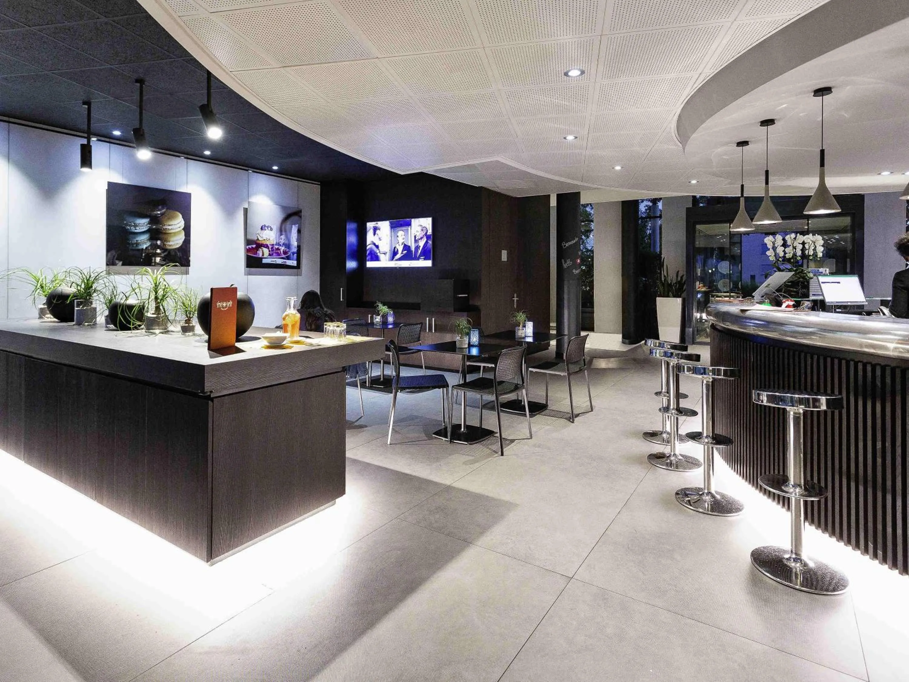 Lounge or bar in Novotel Suites Genève Aéroport