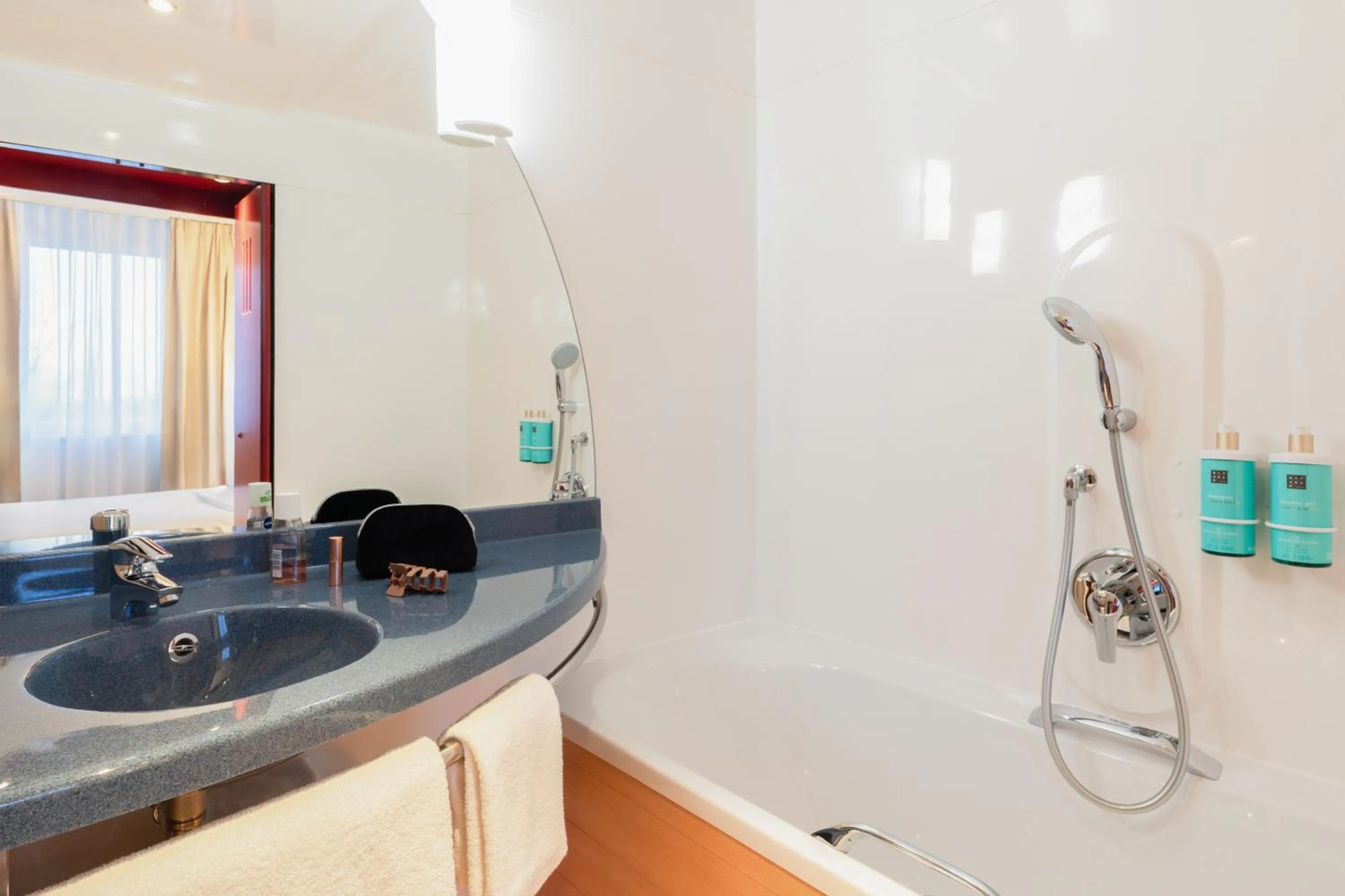 Shower in Novotel Suites Genève Aéroport