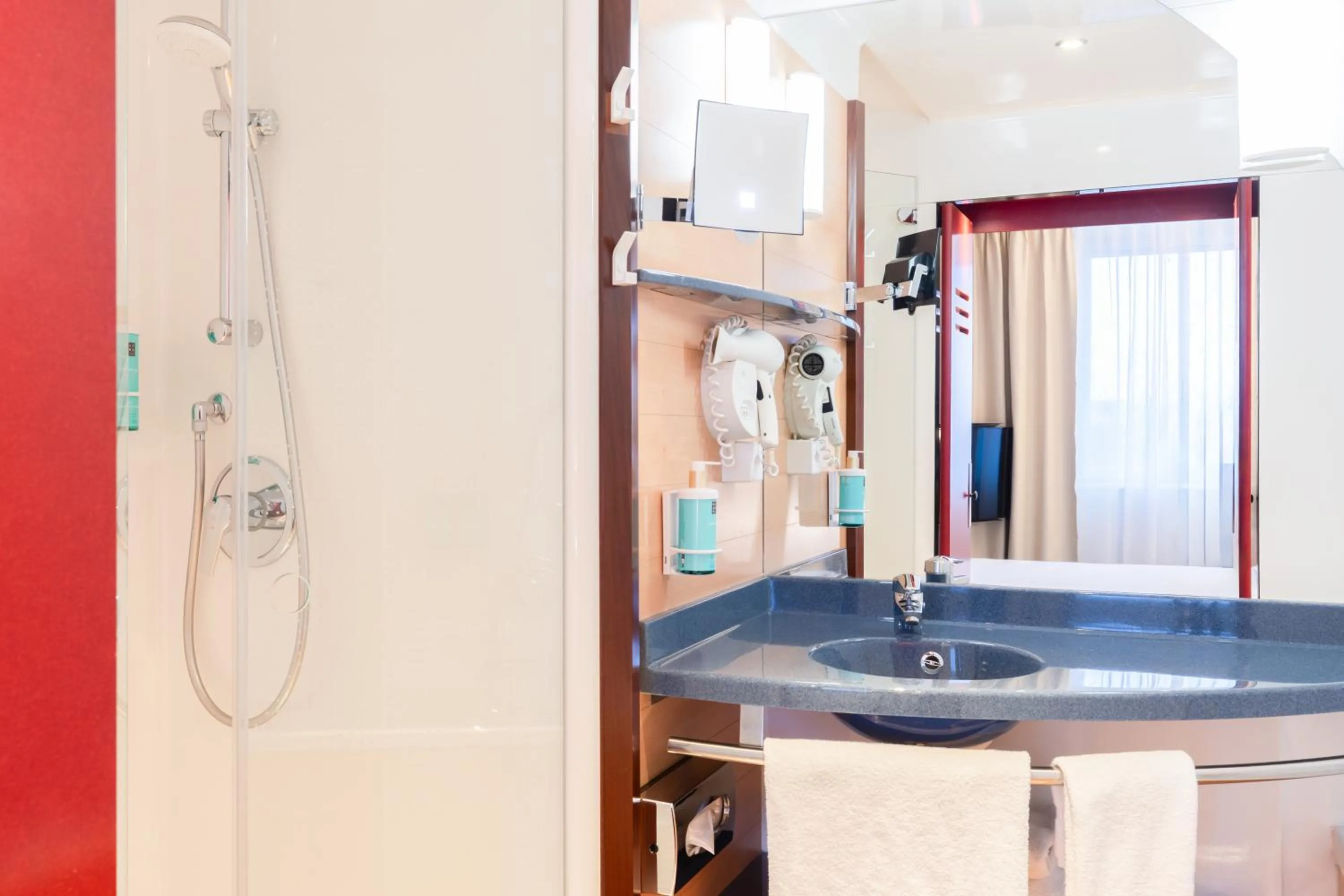 Shower in Novotel Suites Genève Aéroport