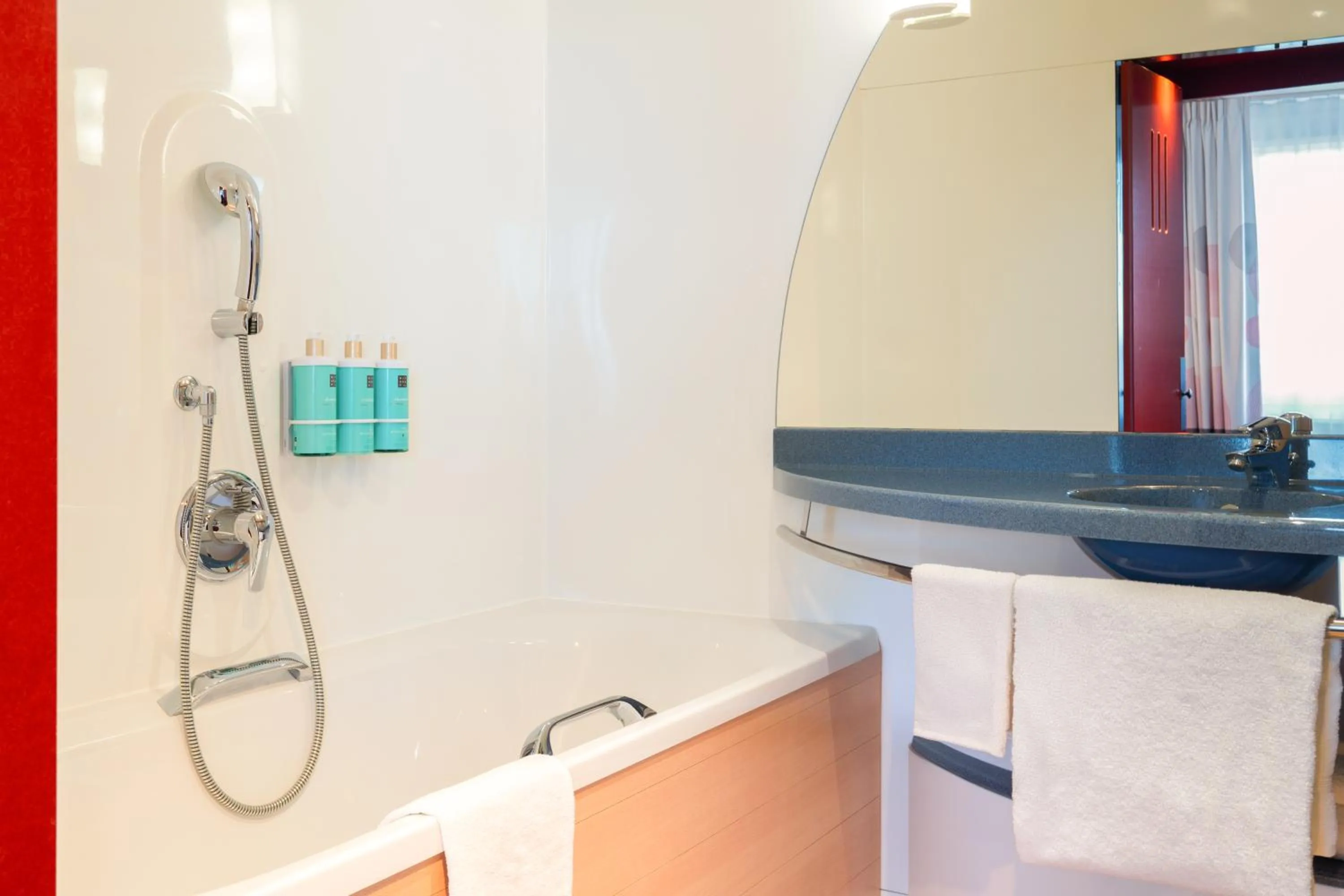 Shower in Novotel Suites Genève Aéroport