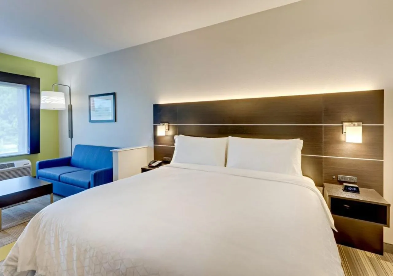 Bedroom, Bed in Holiday Inn Express & Suites - Winston - Salem SW - Clemmons by IHG