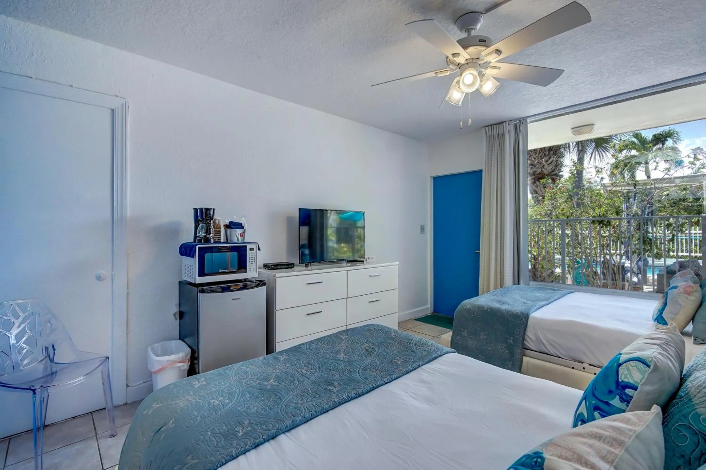 Bedroom, Bed in Castle by the Sea Motel