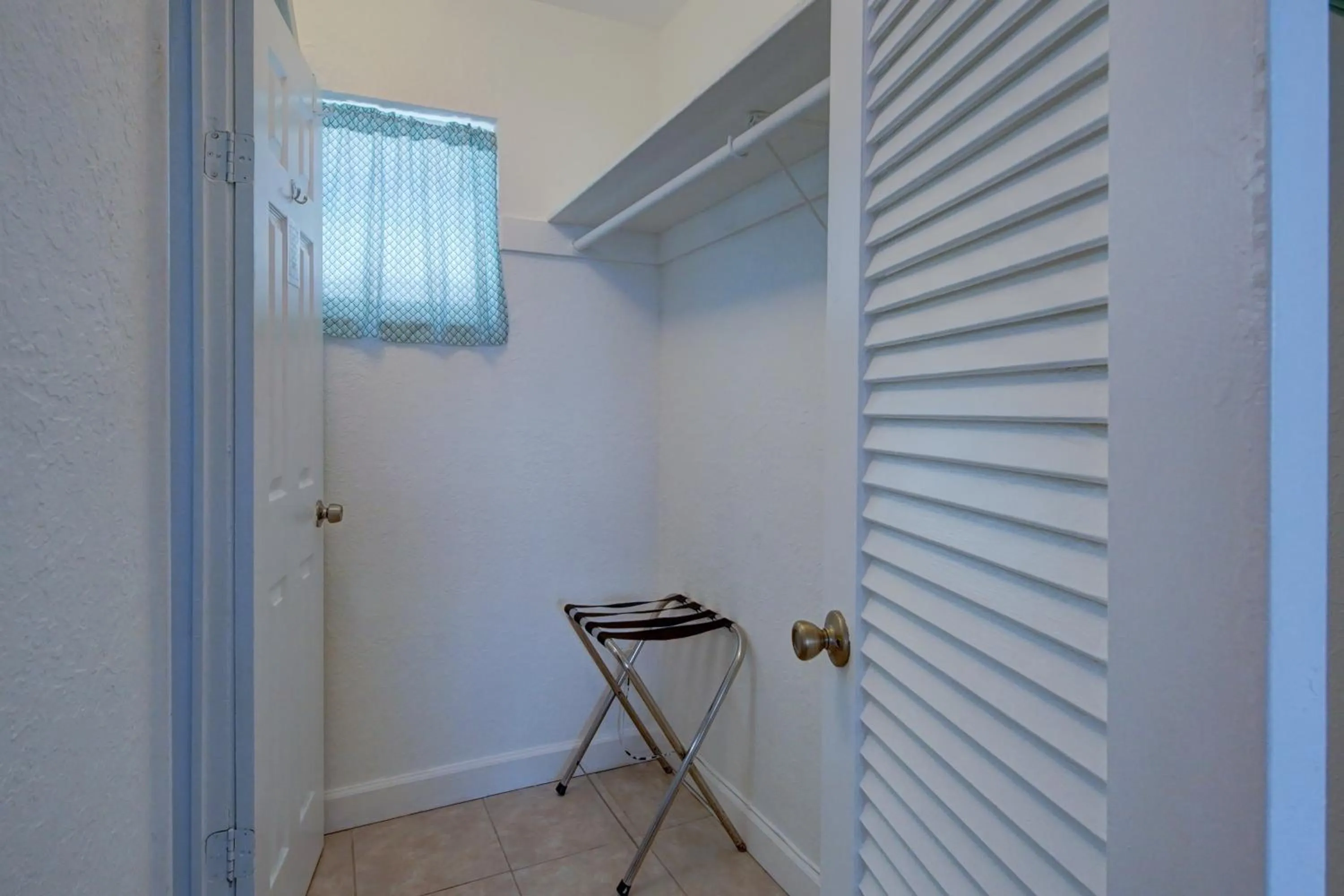 furniture in Castle by the Sea Motel