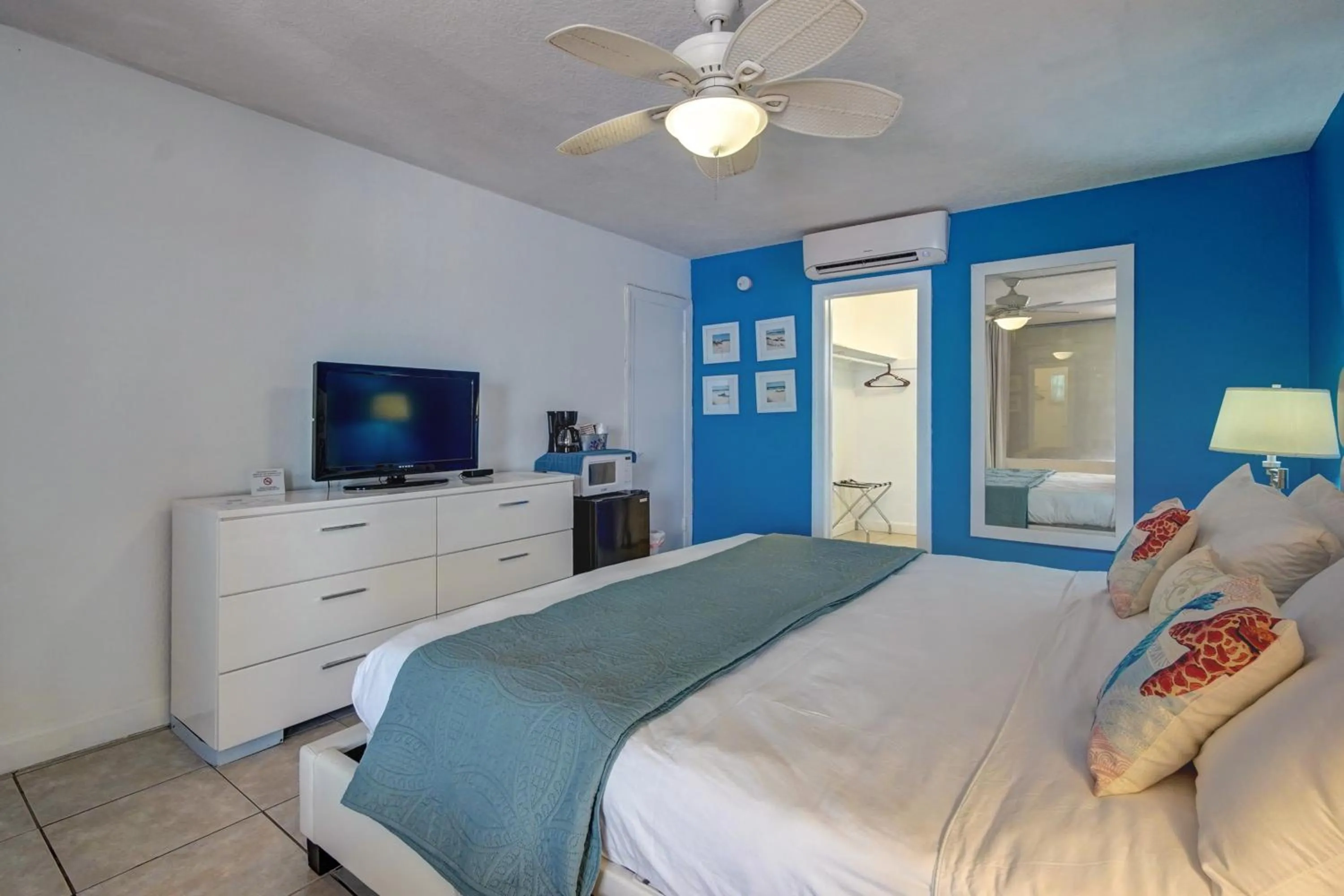 Bedroom, Bed in Castle by the Sea Motel