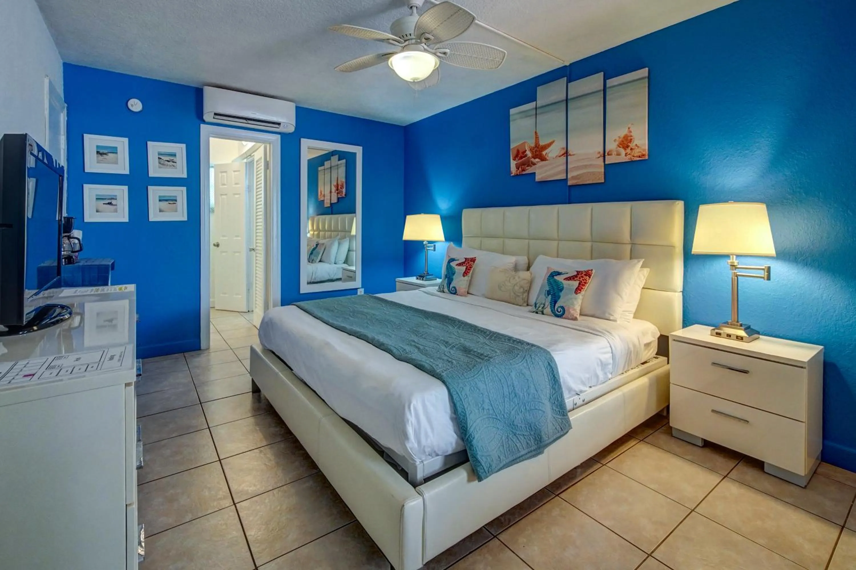 Bedroom, Bed in Castle by the Sea Motel