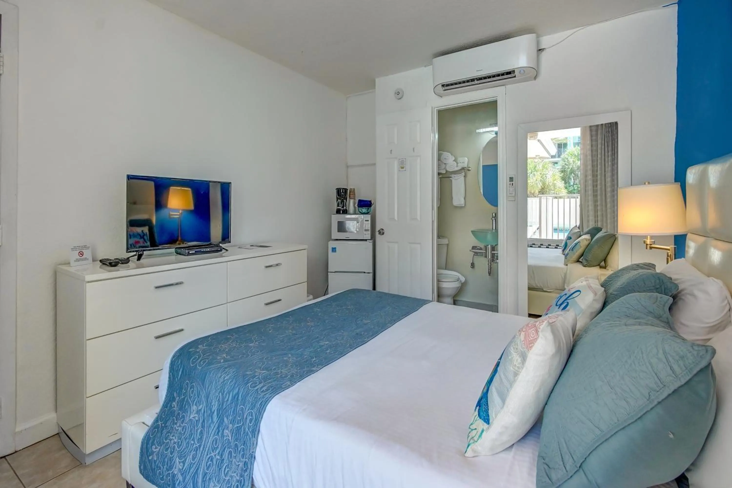 Bedroom, Bed in Castle by the Sea Motel