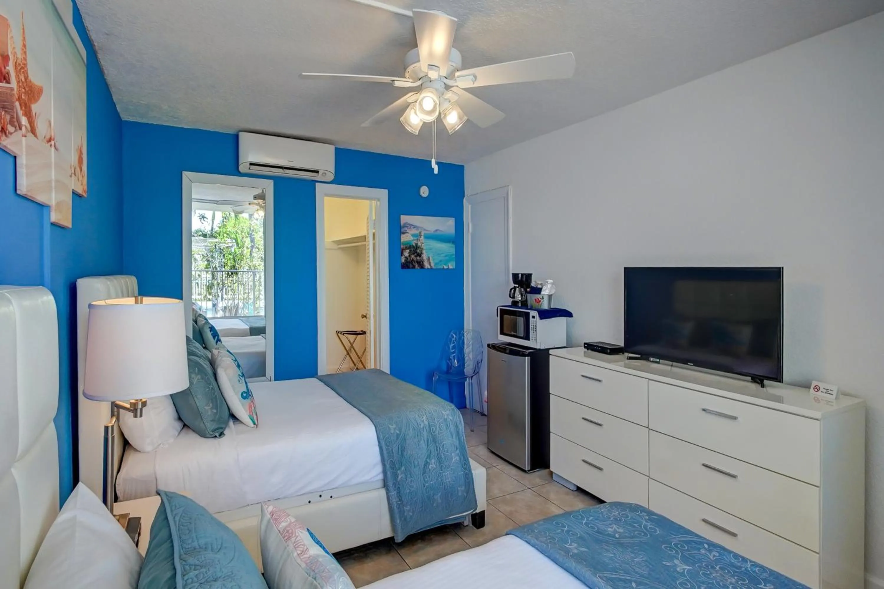 Bedroom, Bed in Castle by the Sea Motel