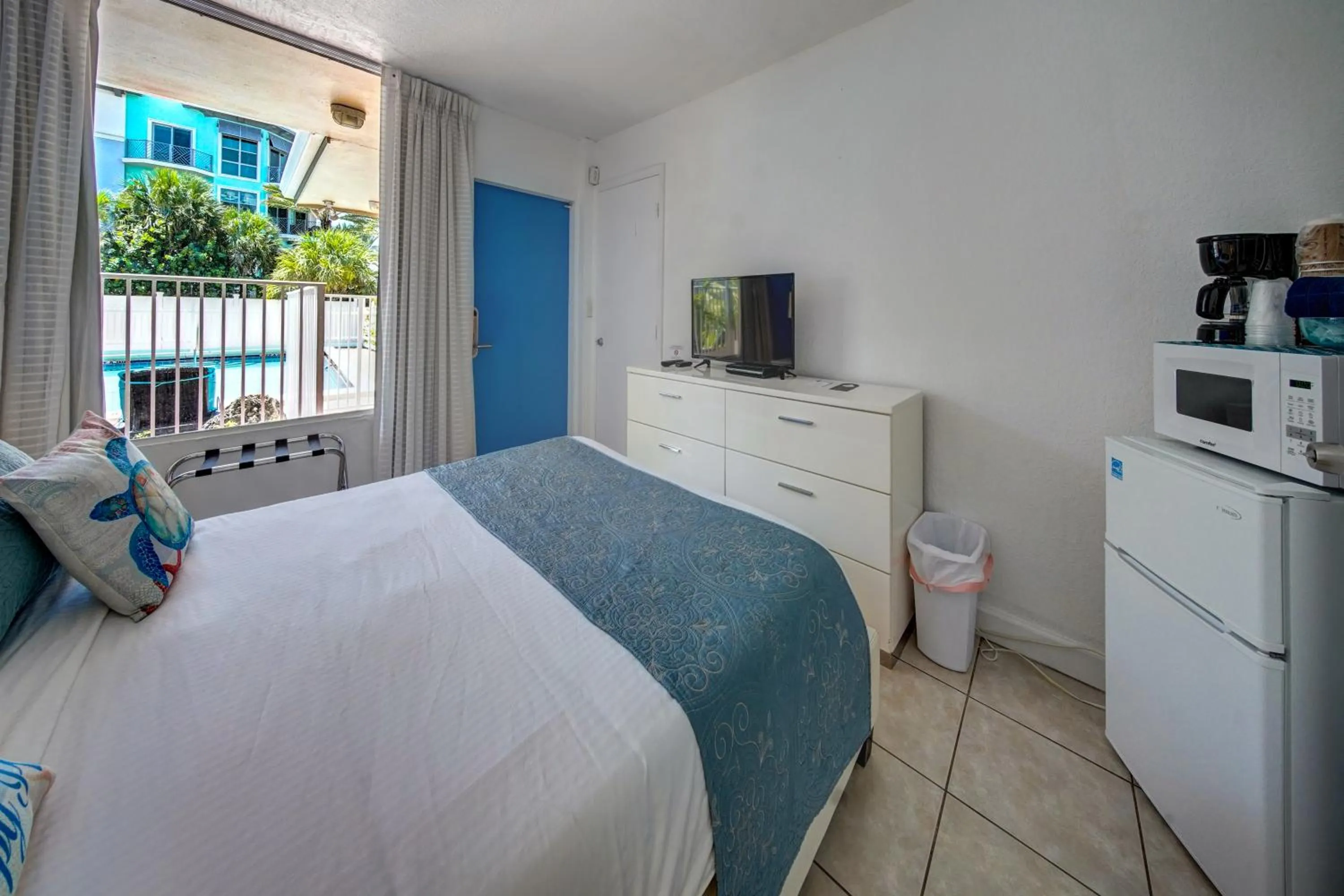 Bedroom, Bed in Castle by the Sea Motel