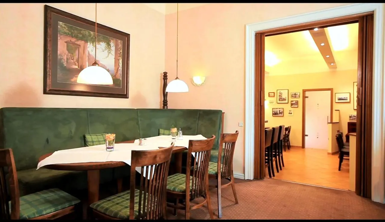 Restaurant/places to eat in Hotel Royal