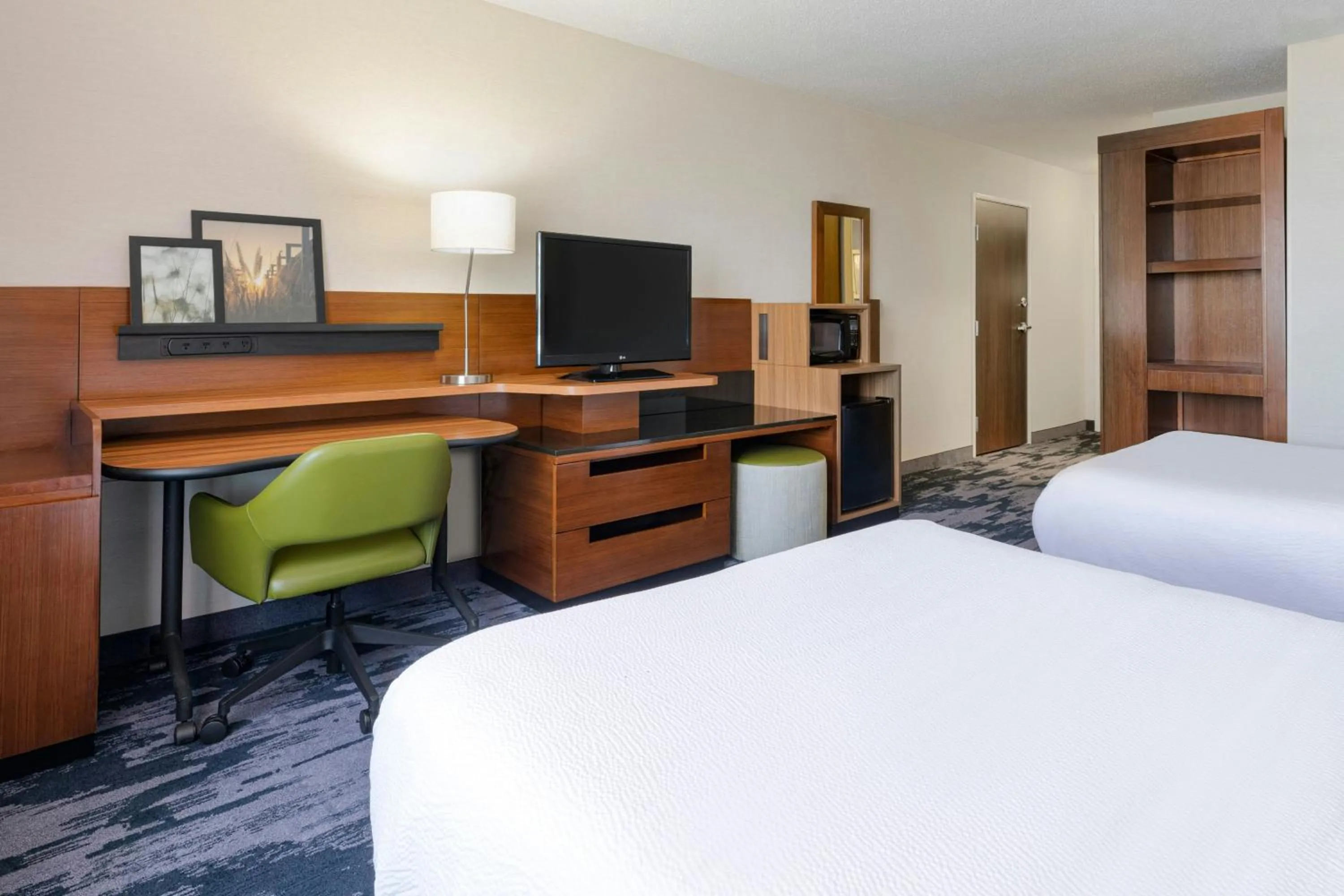 Photo of the whole room, Bed in Fairfield Inn & Suites by Marriott Wentzville