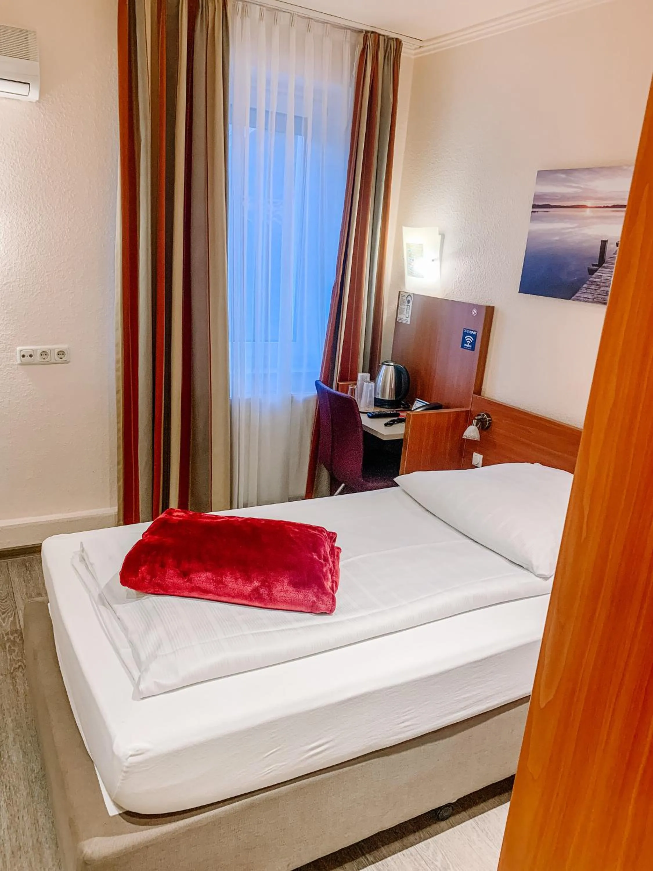 Photo of the whole room, Bed in Hotel Falk