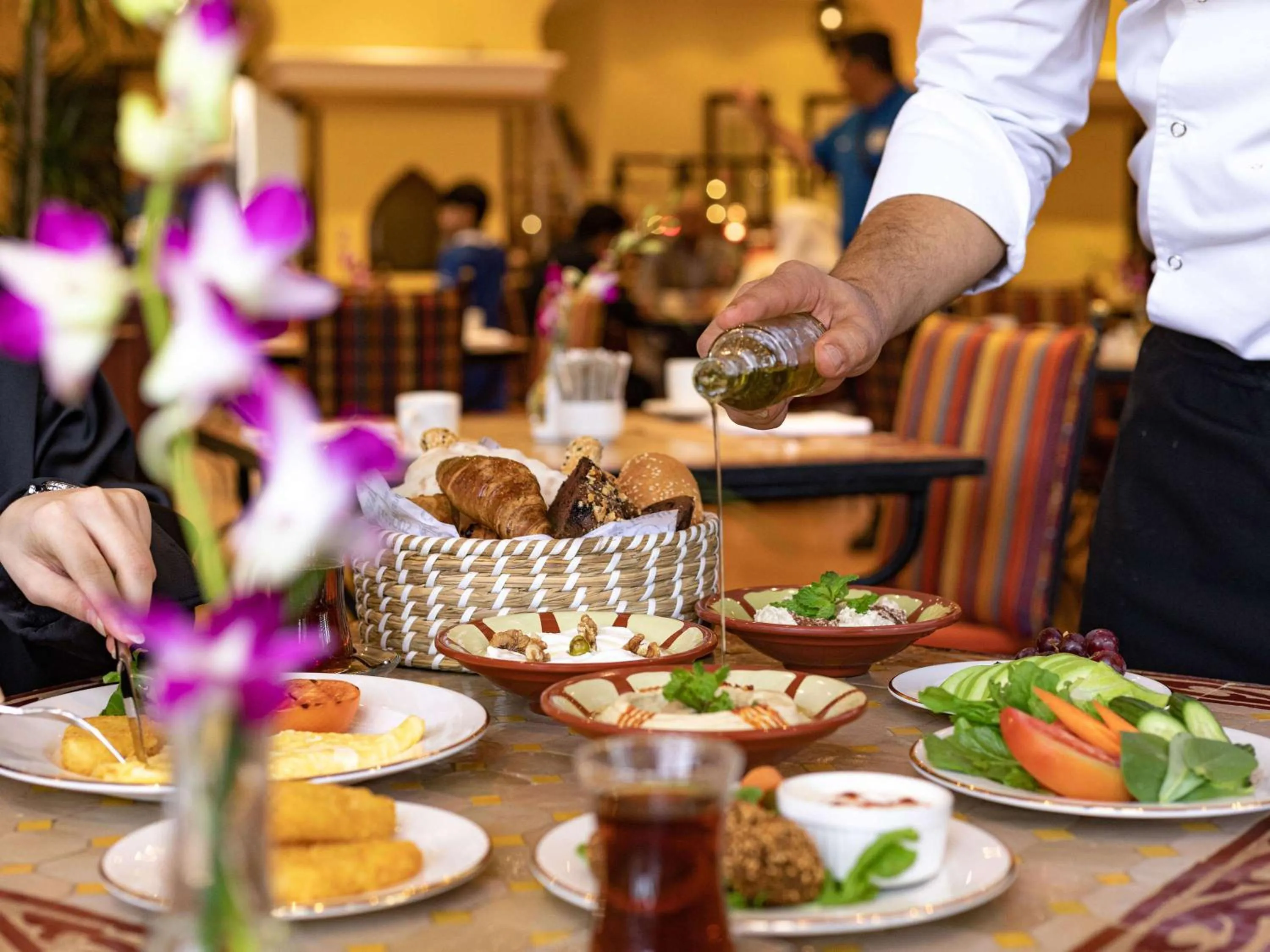 Restaurant/places to eat in Mercure Grand Hotel Seef - All Suites