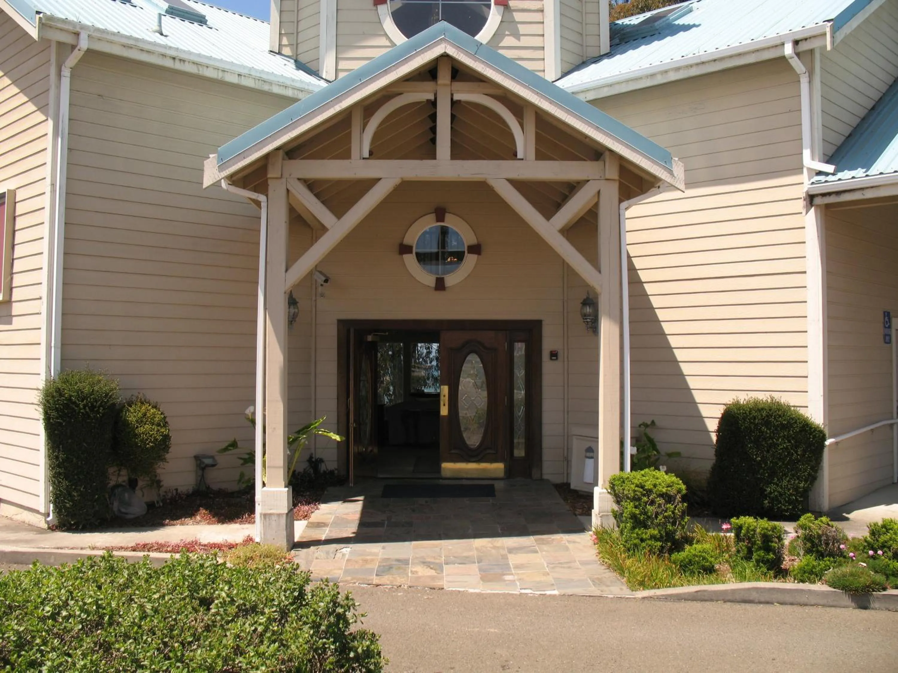 Facade/entrance in North Cliff Hotel