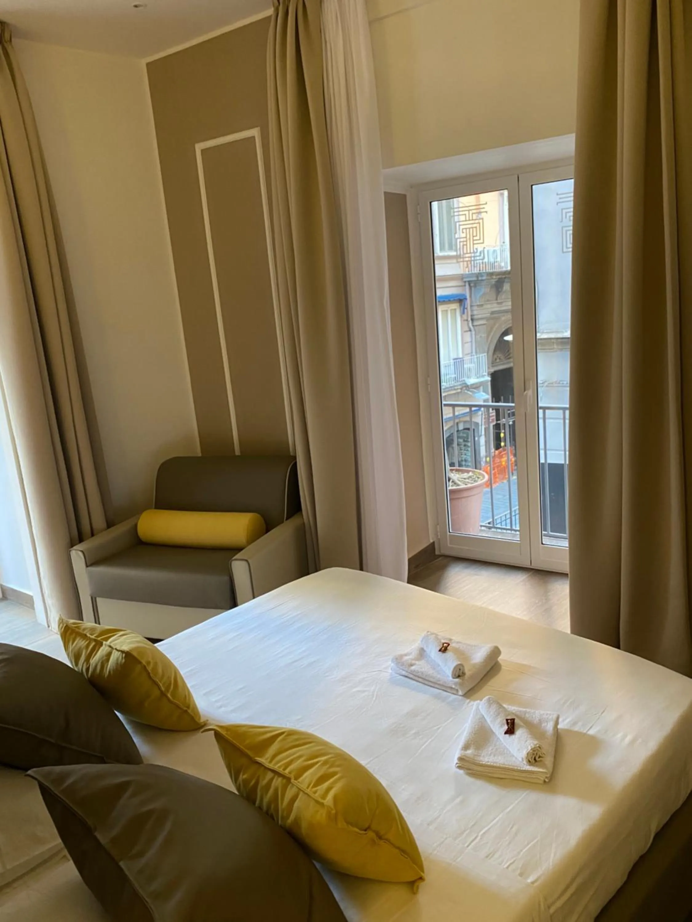 Photo of the whole room, Bed in Salotto Toledo