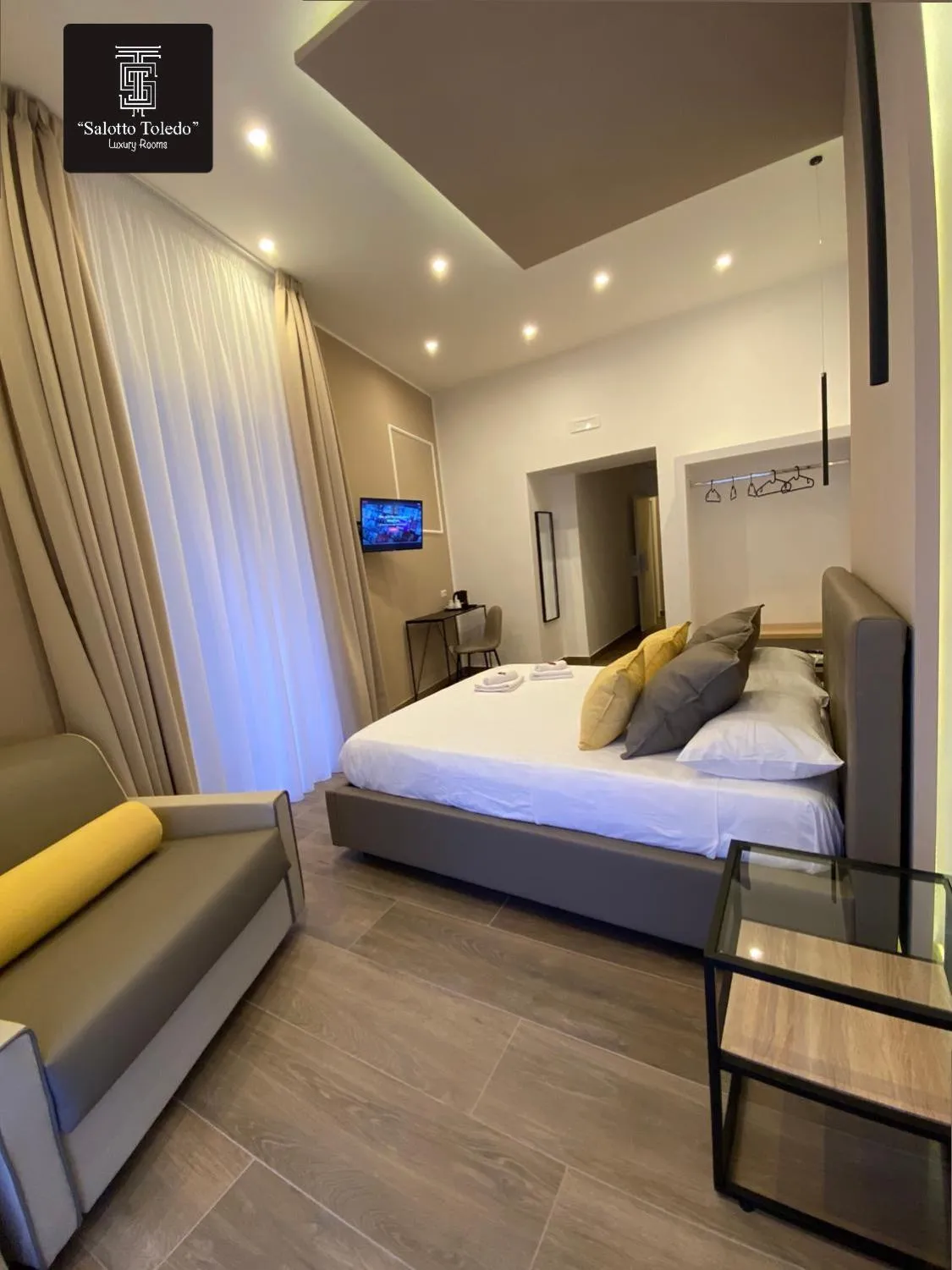 Photo of the whole room, Bed in Salotto Toledo