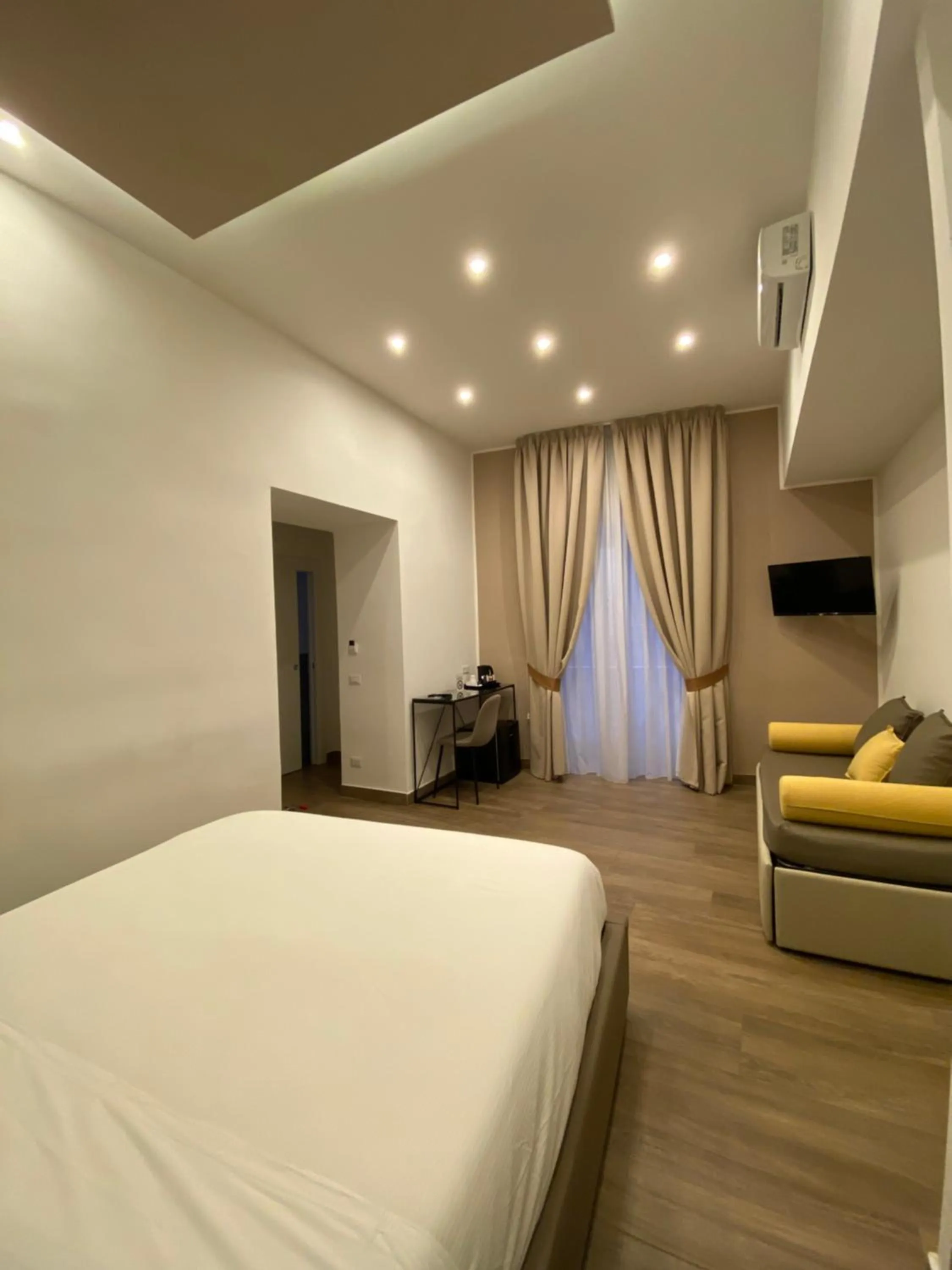 Photo of the whole room, Bed in Salotto Toledo