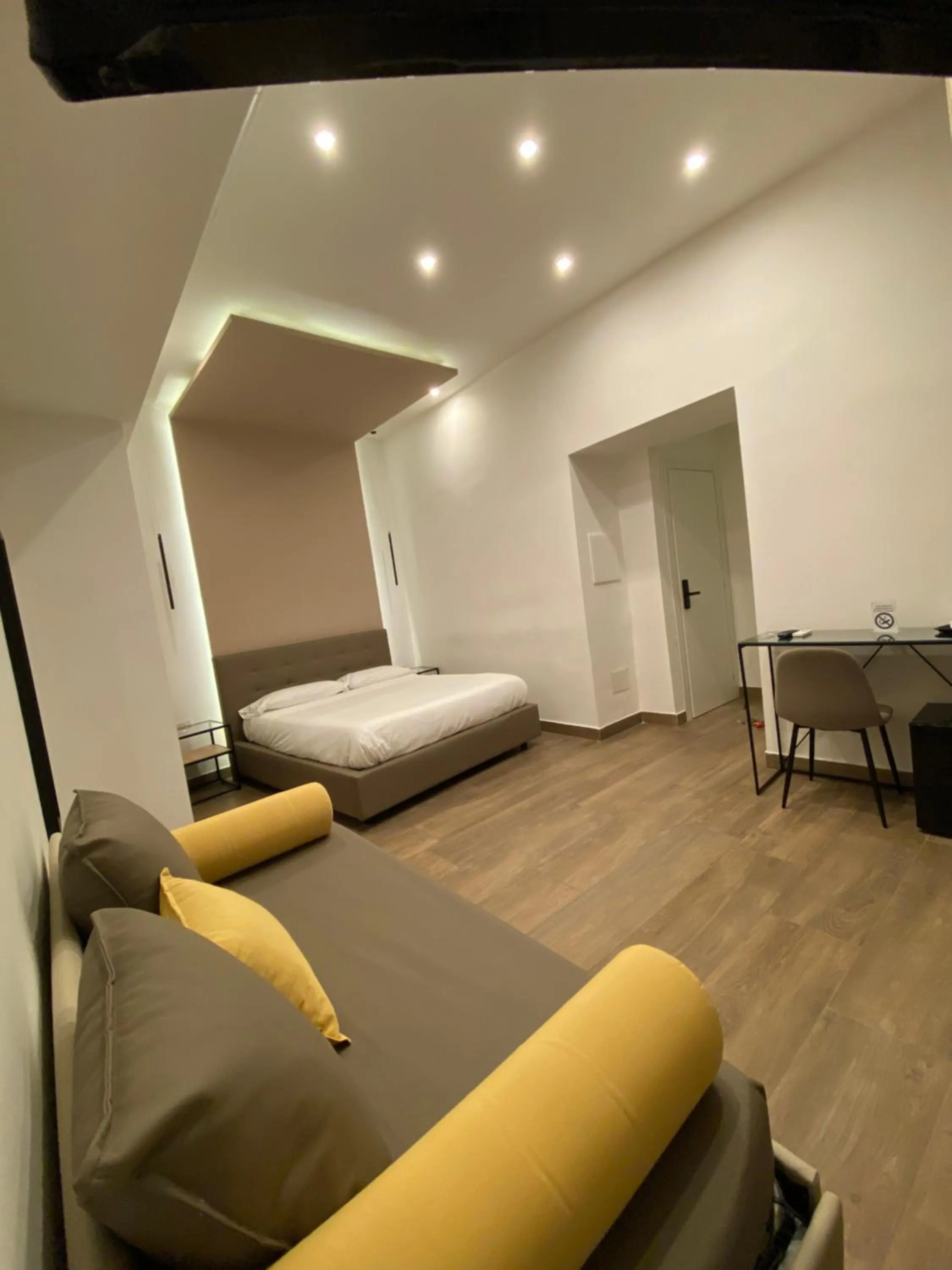 Photo of the whole room, Bed in Salotto Toledo