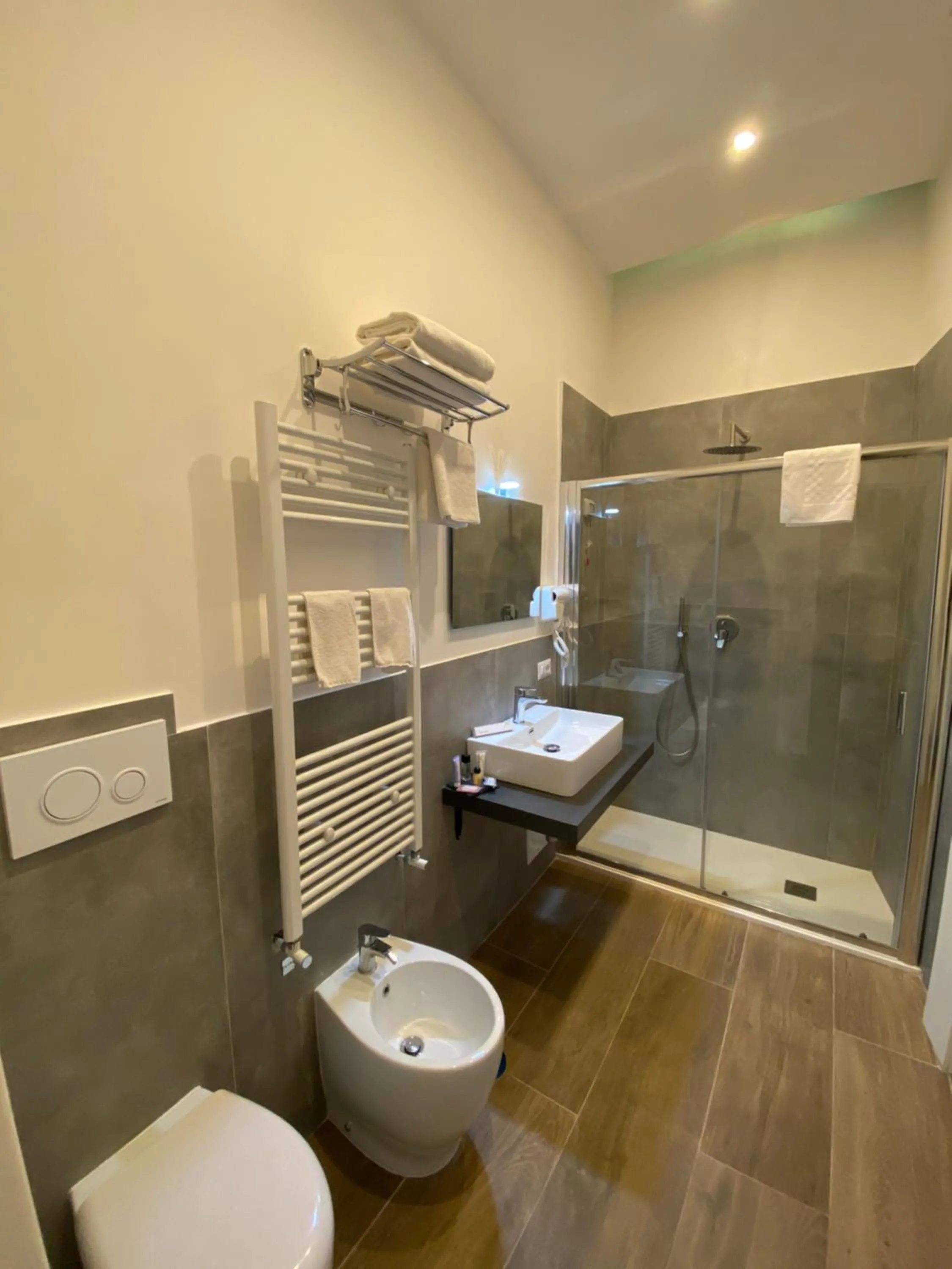 Shower in Salotto Toledo