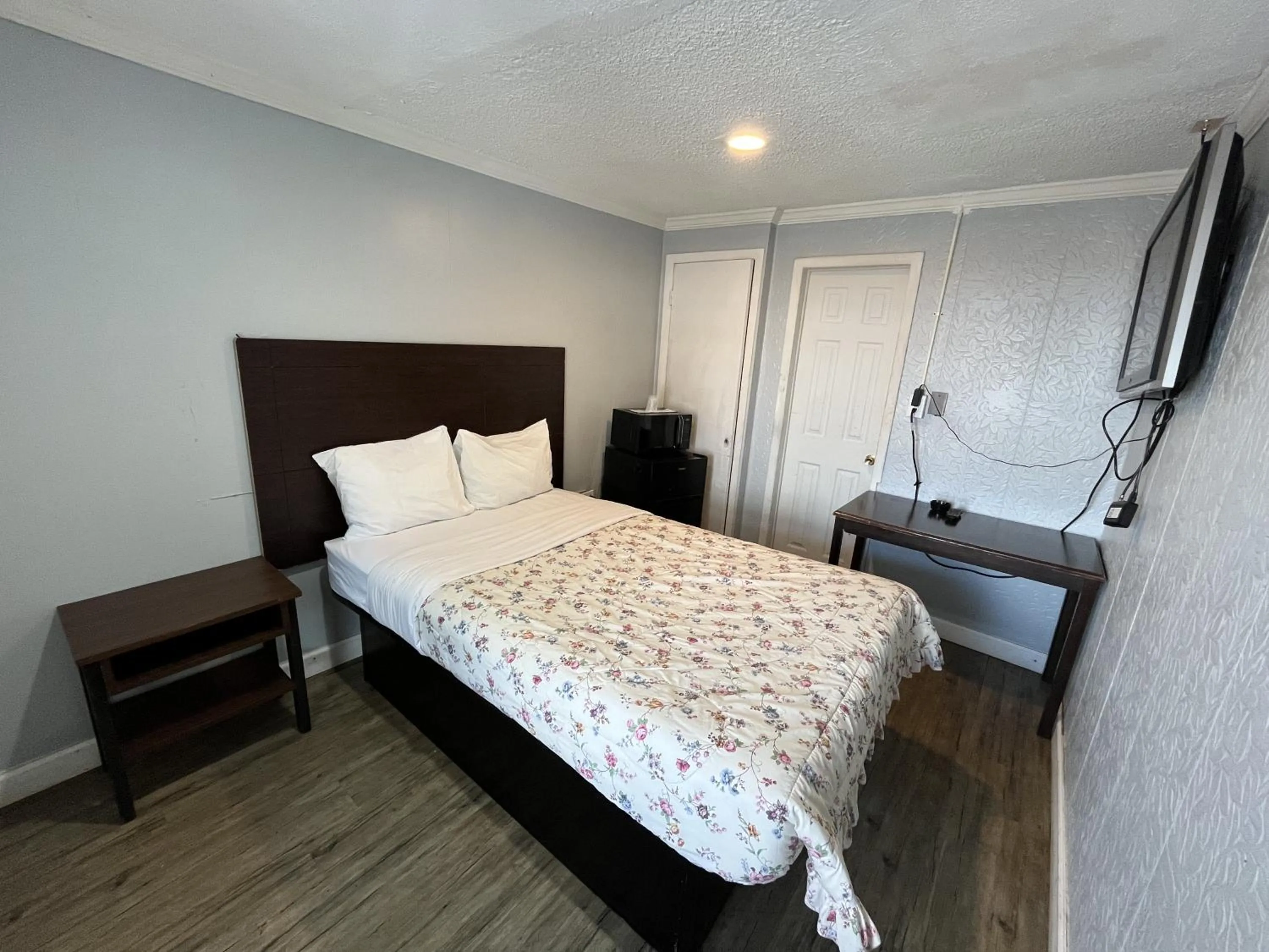 Bedroom, Bed in Richmond Motel