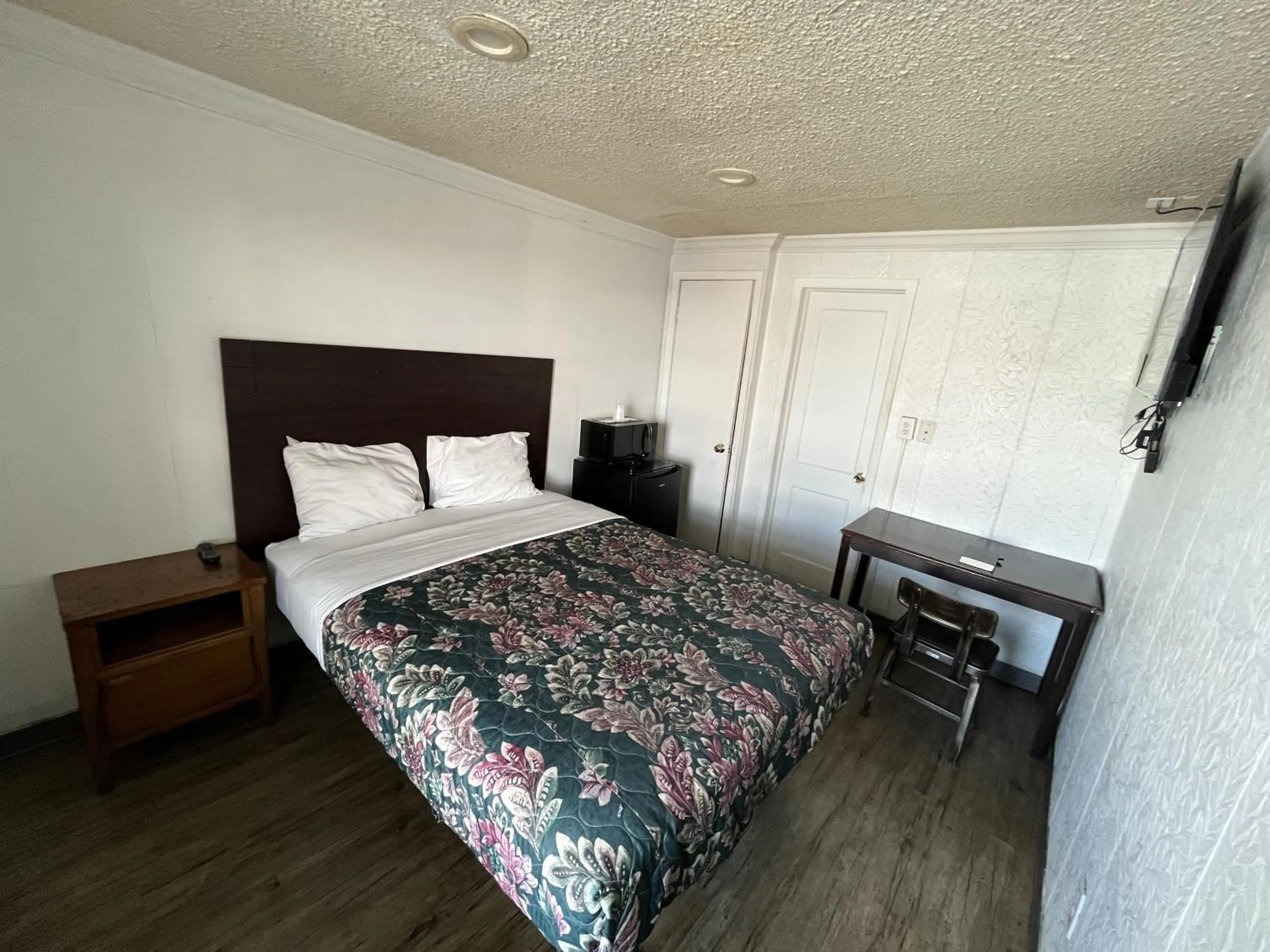 Bedroom, Bed in Richmond Motel