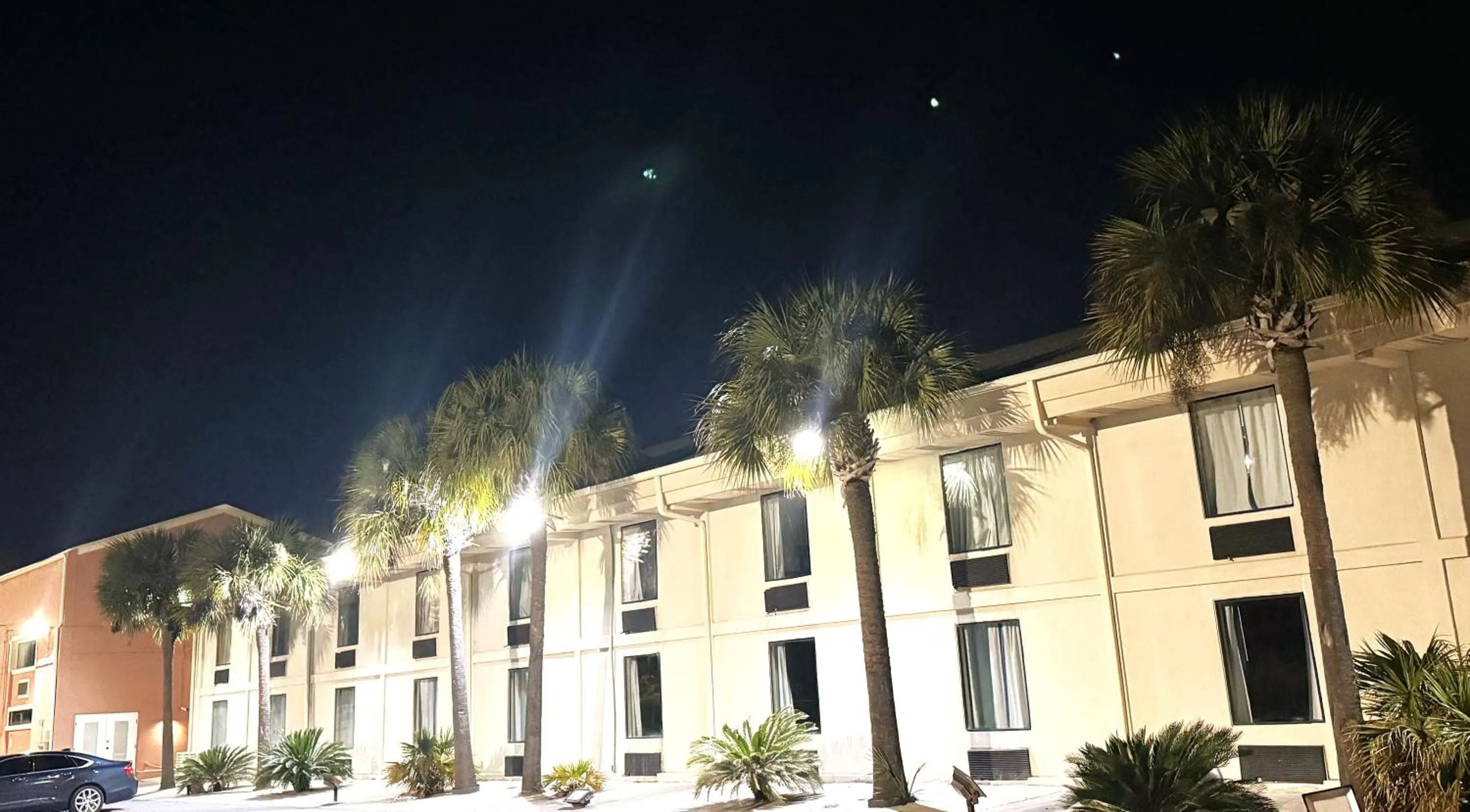 Property building in REGENCY INN & SUITES