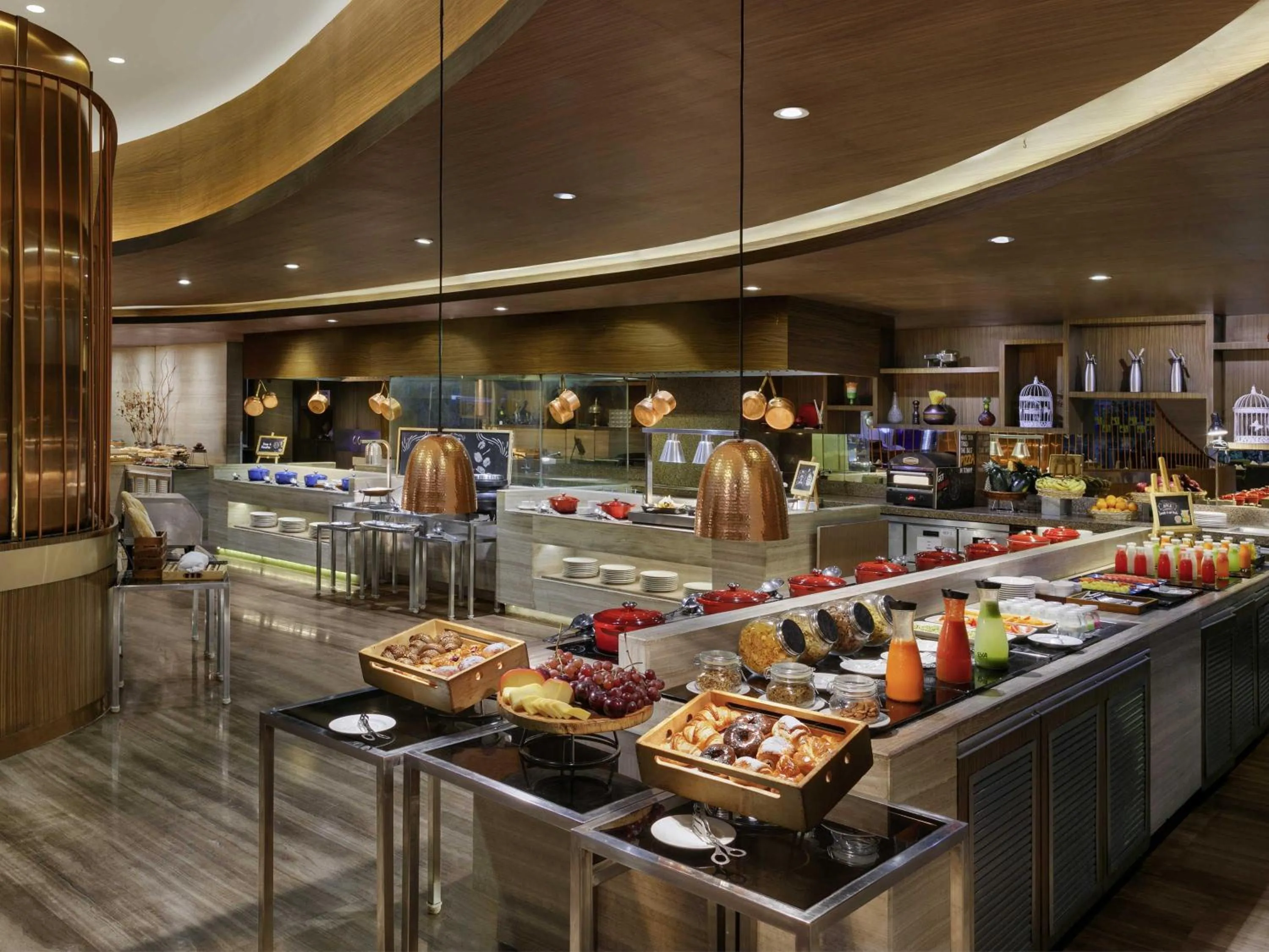 Restaurant/places to eat in Novotel Ahmedabad
