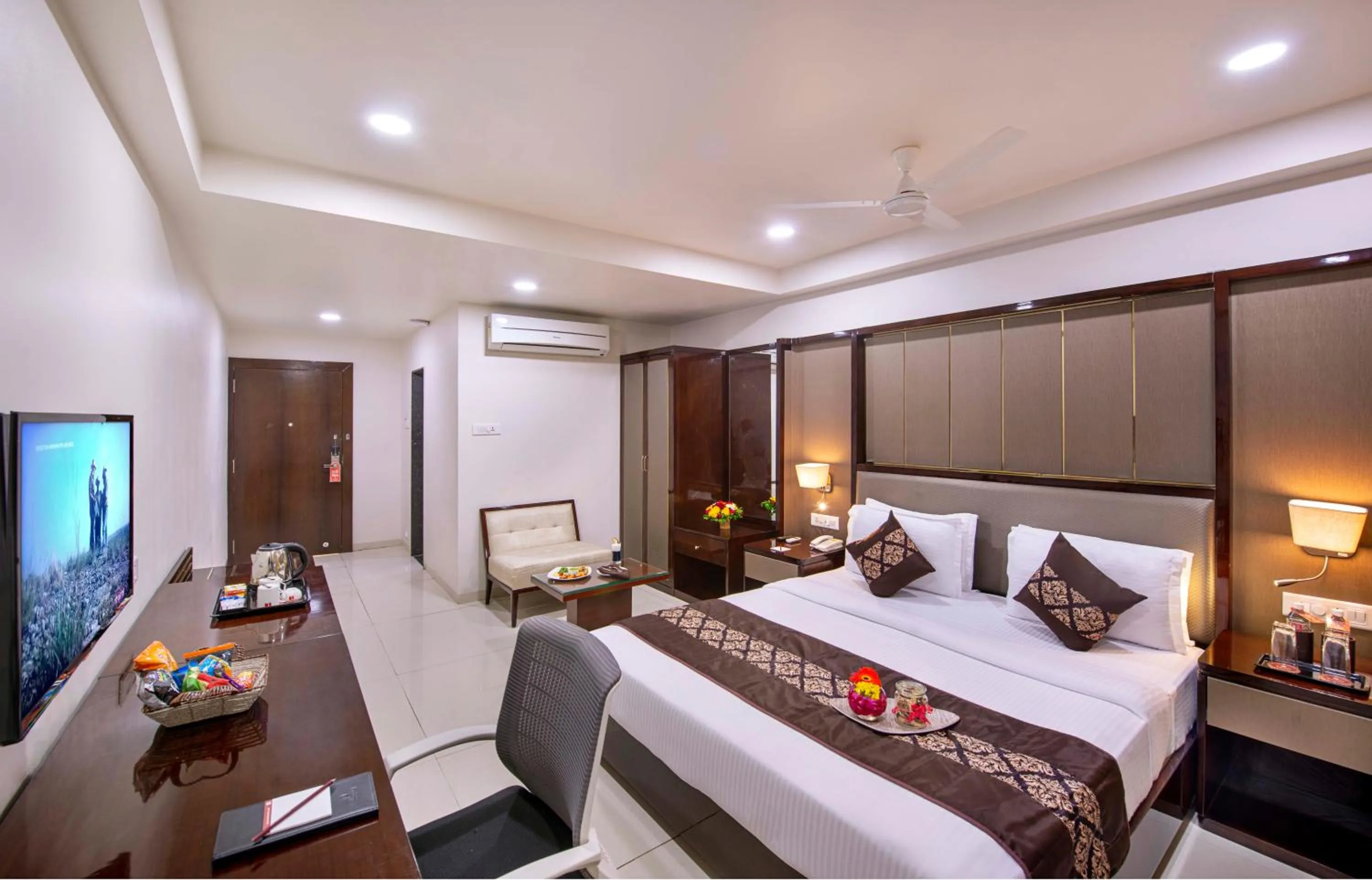 Photo of the whole room, Bed in Lords Inn Porbandar