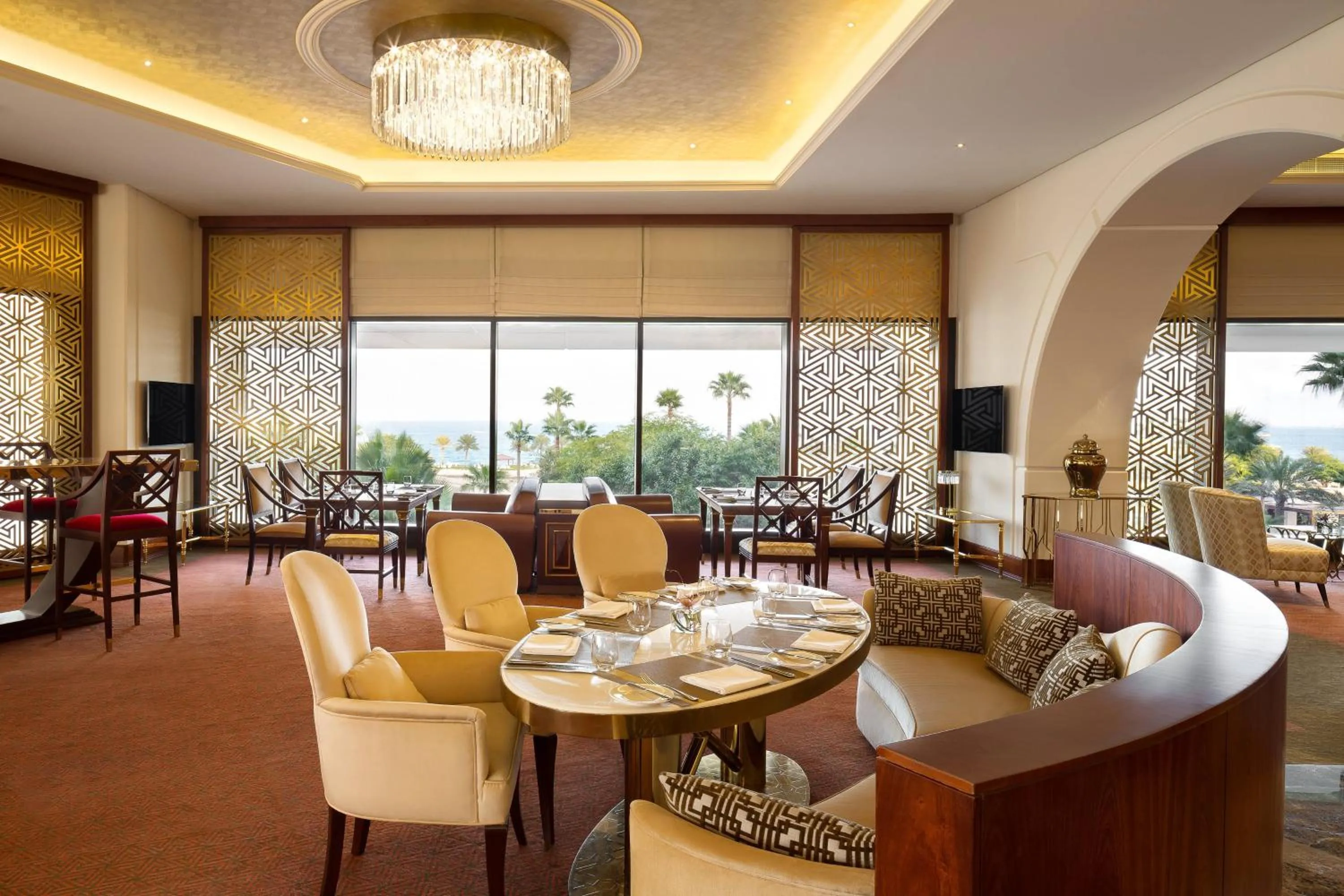 Lounge or bar in Sheraton Grand Doha Resort & Convention Hotel