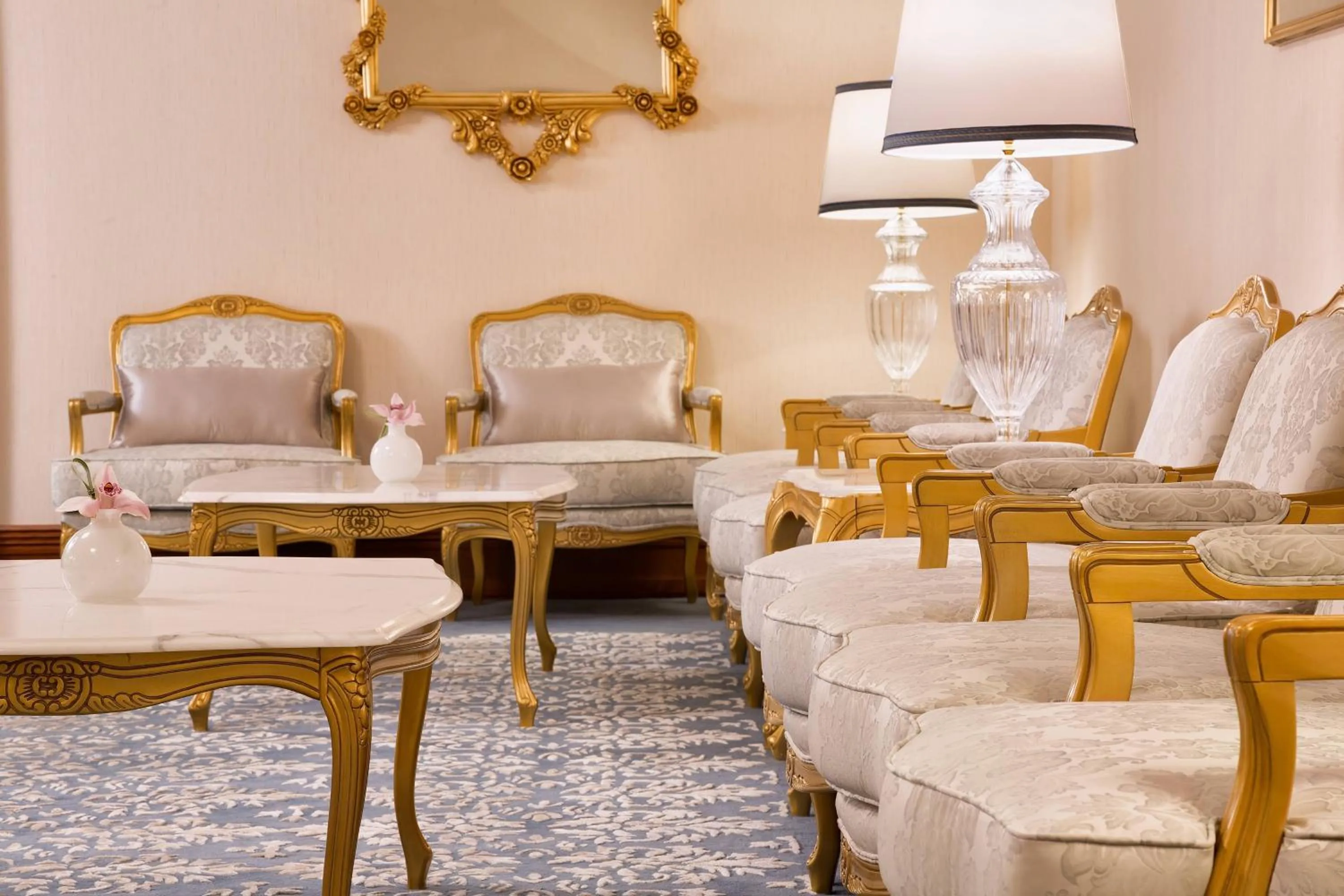 Lounge or bar in Sheraton Grand Doha Resort & Convention Hotel