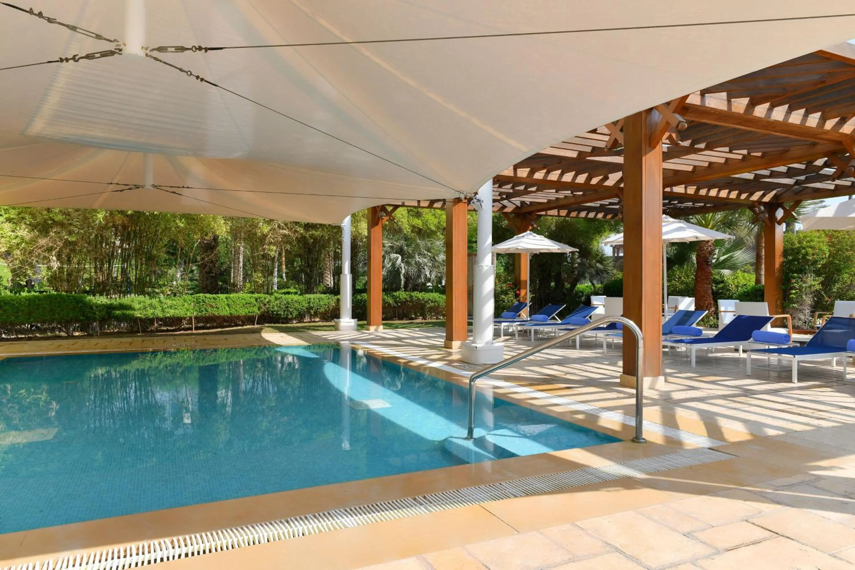 Swimming pool in Sheraton Grand Doha Resort & Convention Hotel