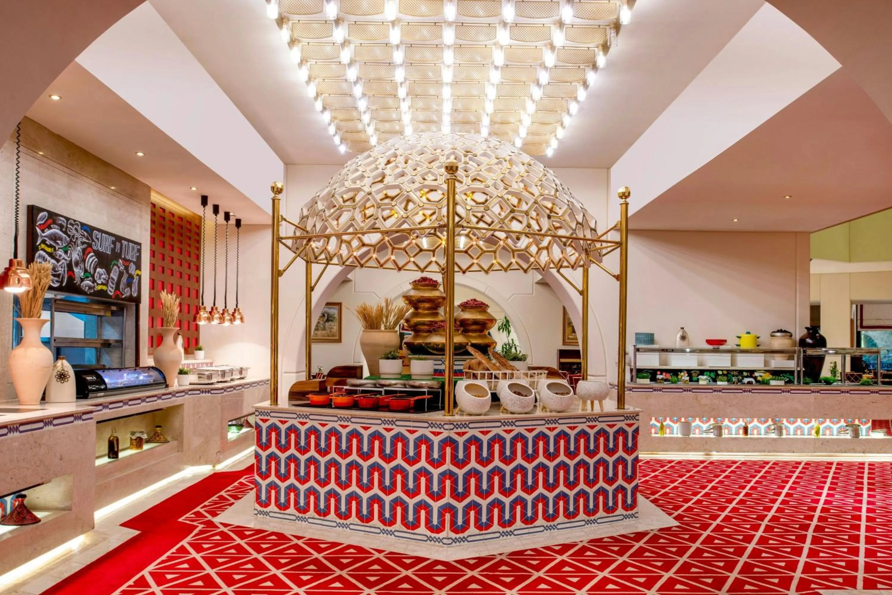 Lounge or bar in Sheraton Grand Doha Resort & Convention Hotel