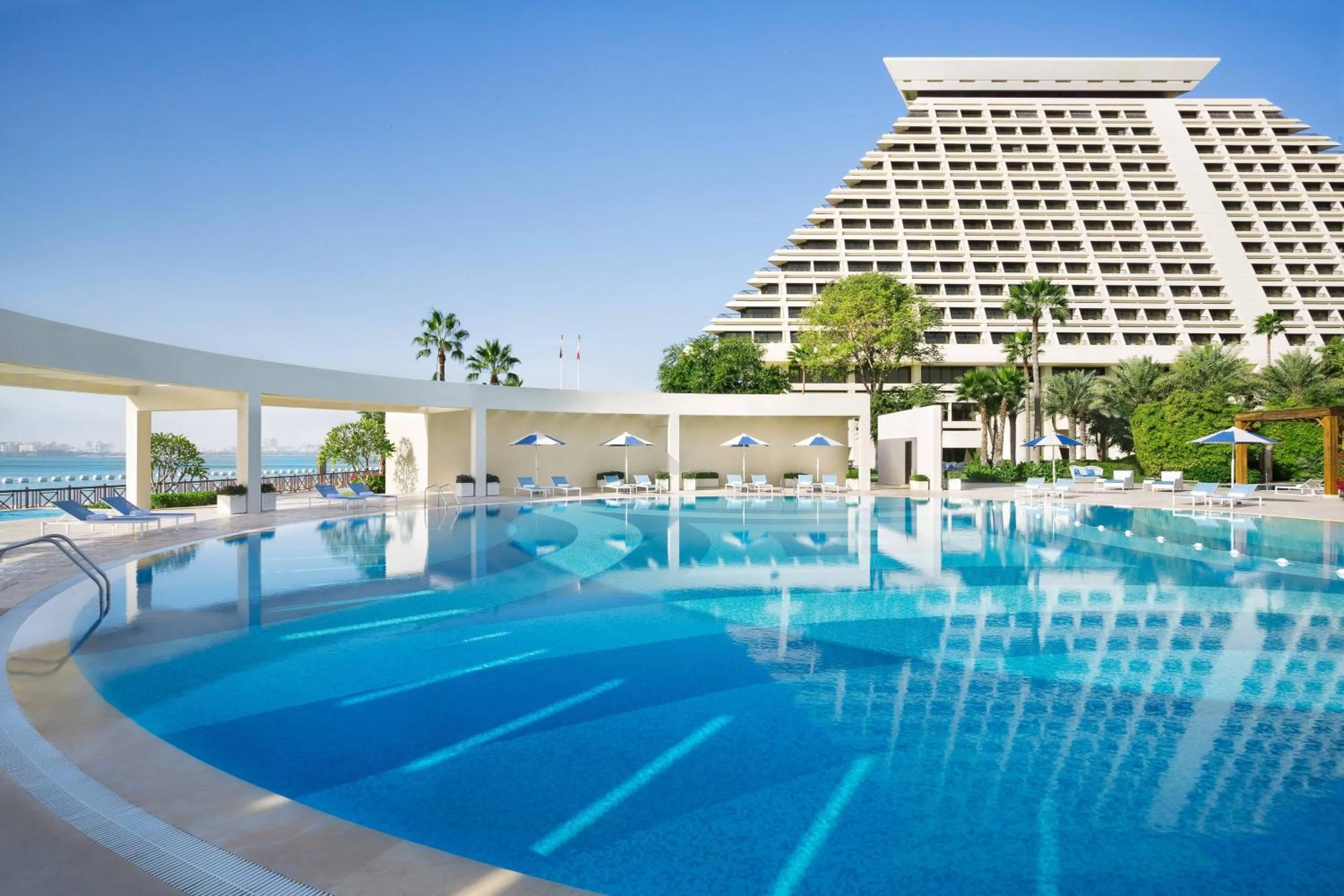 Swimming pool in Sheraton Grand Doha Resort & Convention Hotel