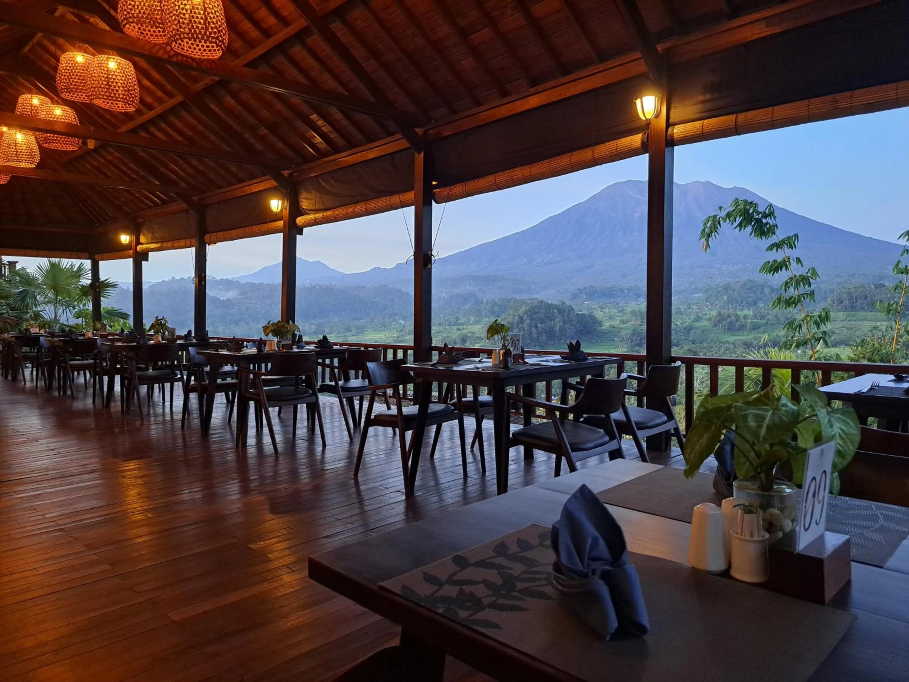 Restaurant/places to eat in Patal Kikian Villa