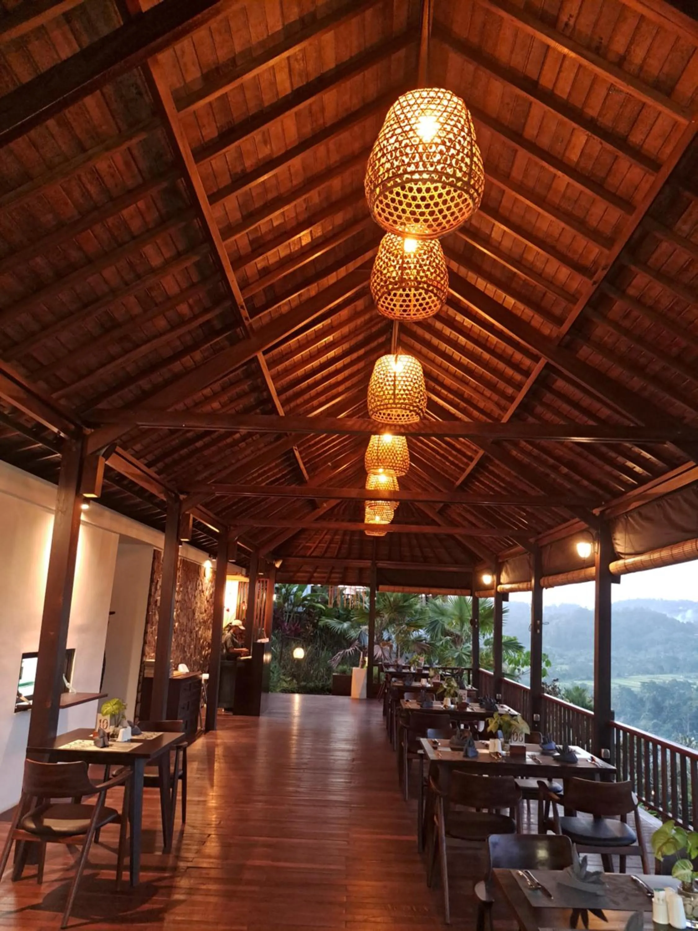 Restaurant/places to eat in Patal Kikian Villa