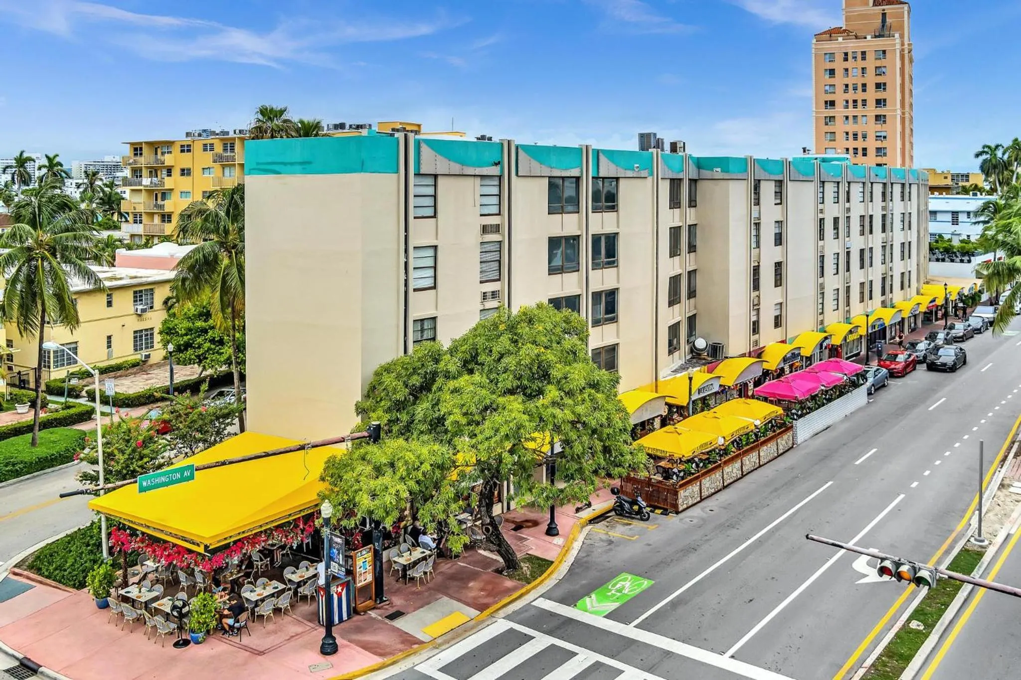 Neighbourhood in 1 bedroom in the BEST location in South Beach !