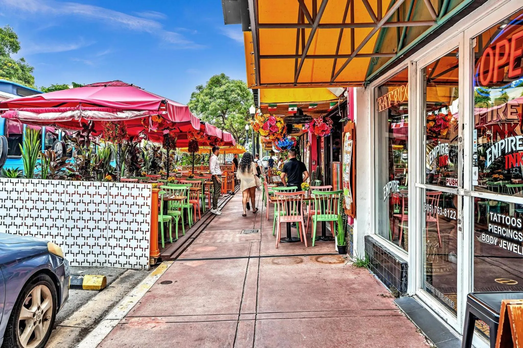 Restaurant/places to eat in 1 bedroom in the BEST location in South Beach !