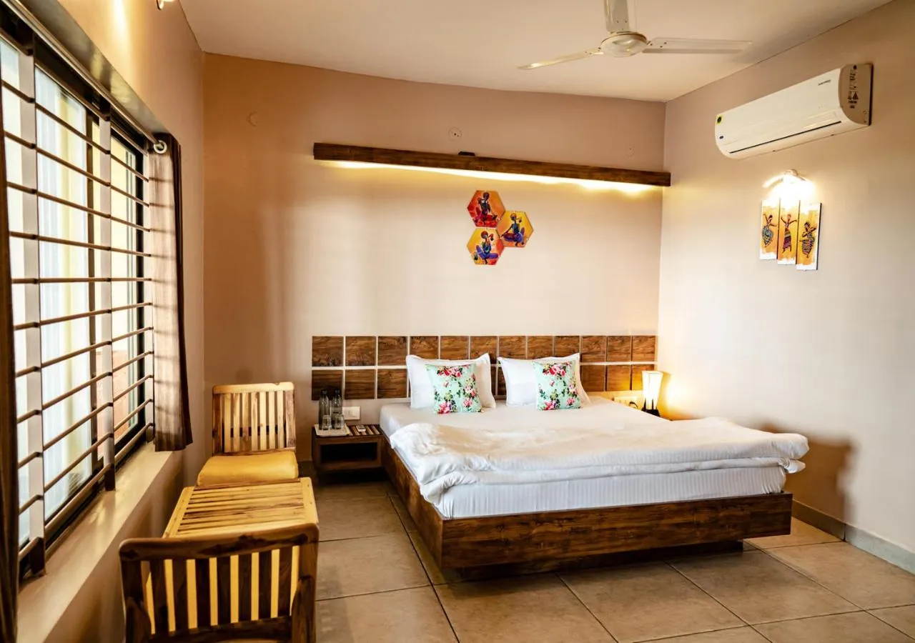 Photo of the whole room, Bed in The Satpura Panchtatva Villa