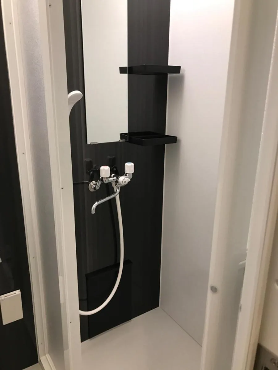 Shower in GEORGE HOUSE in Tsuji