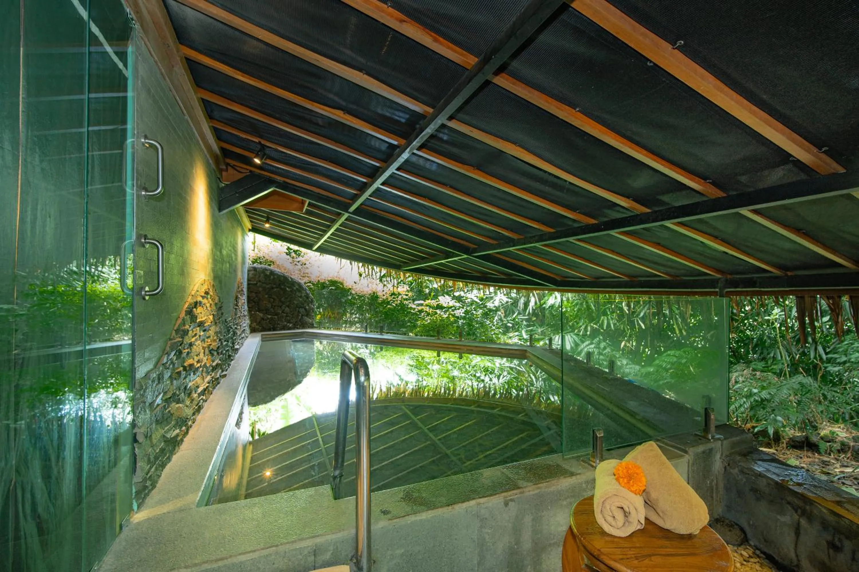 Hot Tub in Tira Vilagna Suites & Spa