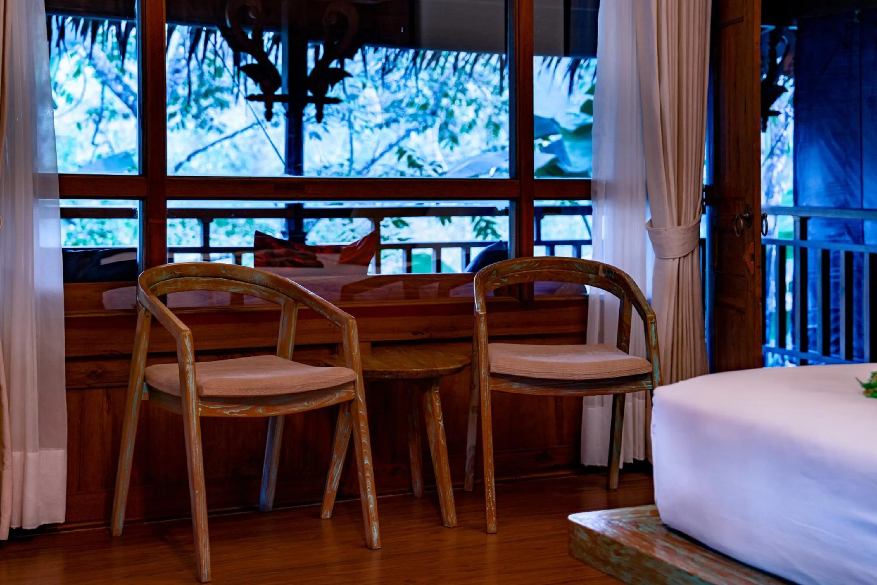 Seating area, Bed in Tira Vilagna Suites & Spa