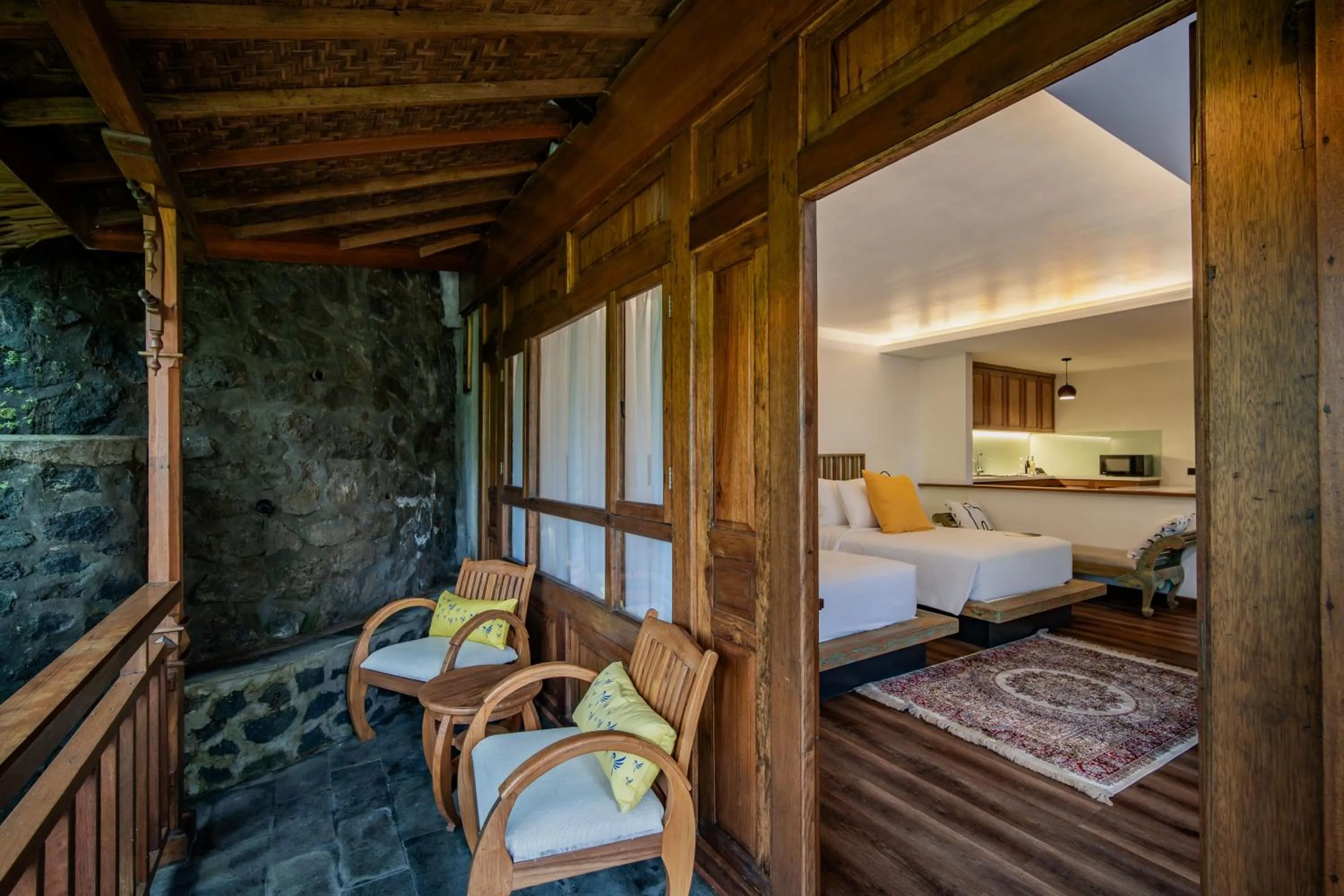 Seating area, Bed in Tira Vilagna Suites & Spa