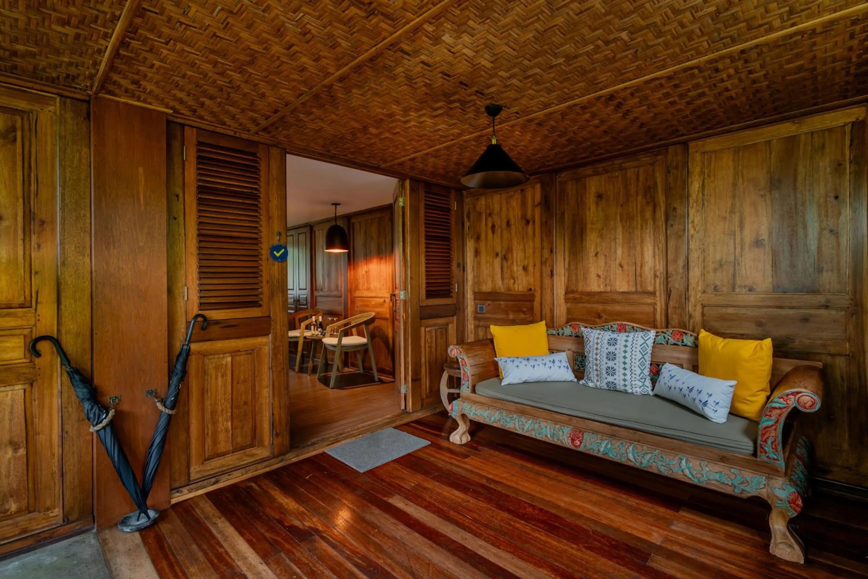 Seating area, Bed in Tira Vilagna Suites & Spa