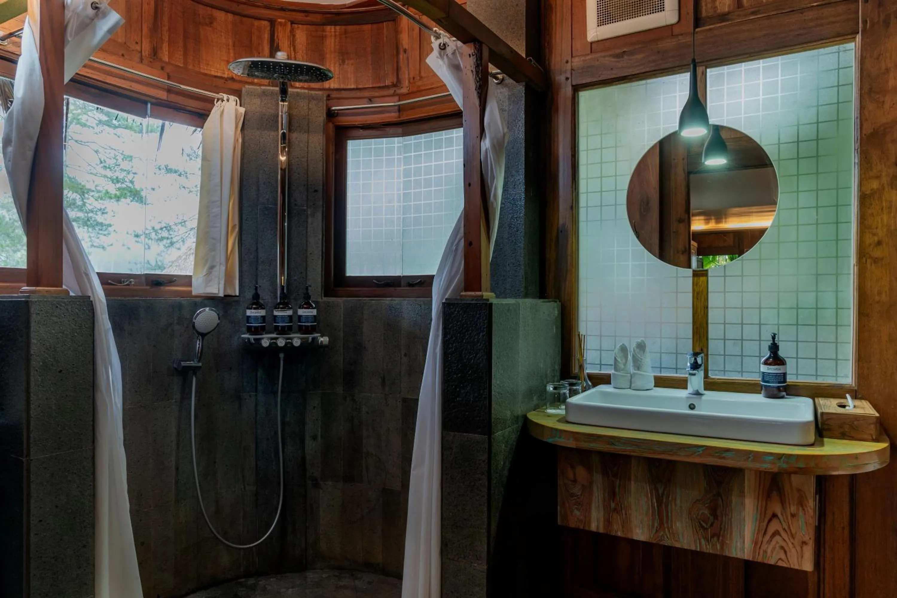 Bathroom in Tira Vilagna Suites & Spa